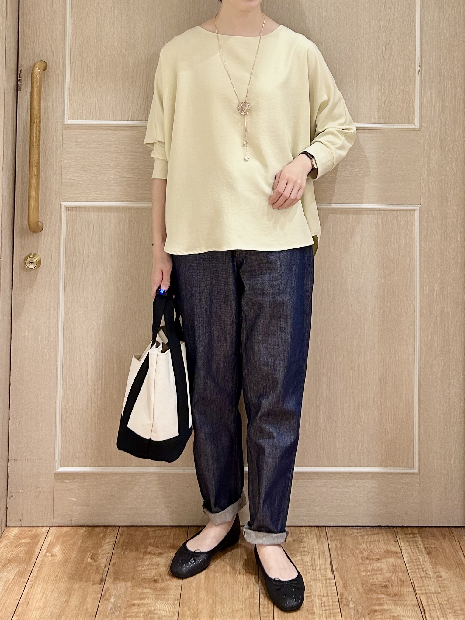 ちぐささんの「SHOO･LA･RUE｜【SHOO・LA・RUE DENIM】大人のきれいめカジュアルに デニムテーパードパンツ」を使ったコーディネート