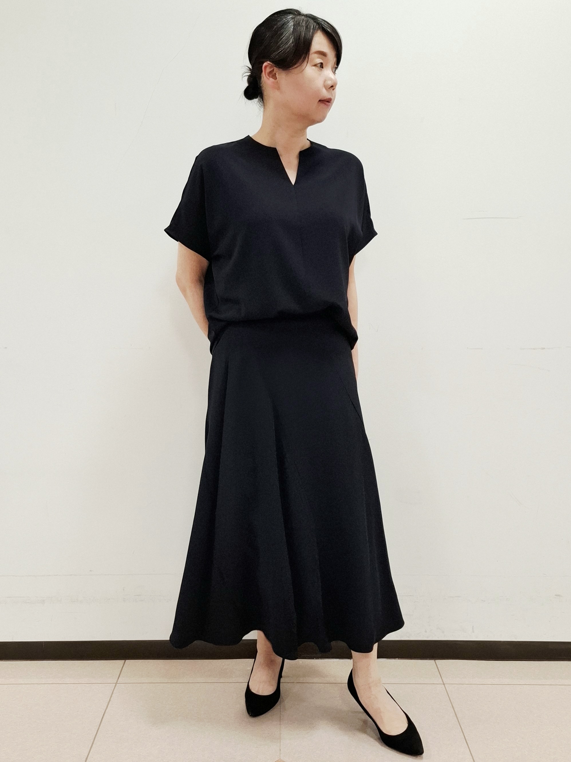 ねぎさんの「UNTITLED｜【UV/接触冷感/セットアップ可】リラクシーキーVネックブラウス」を使ったコーディネート