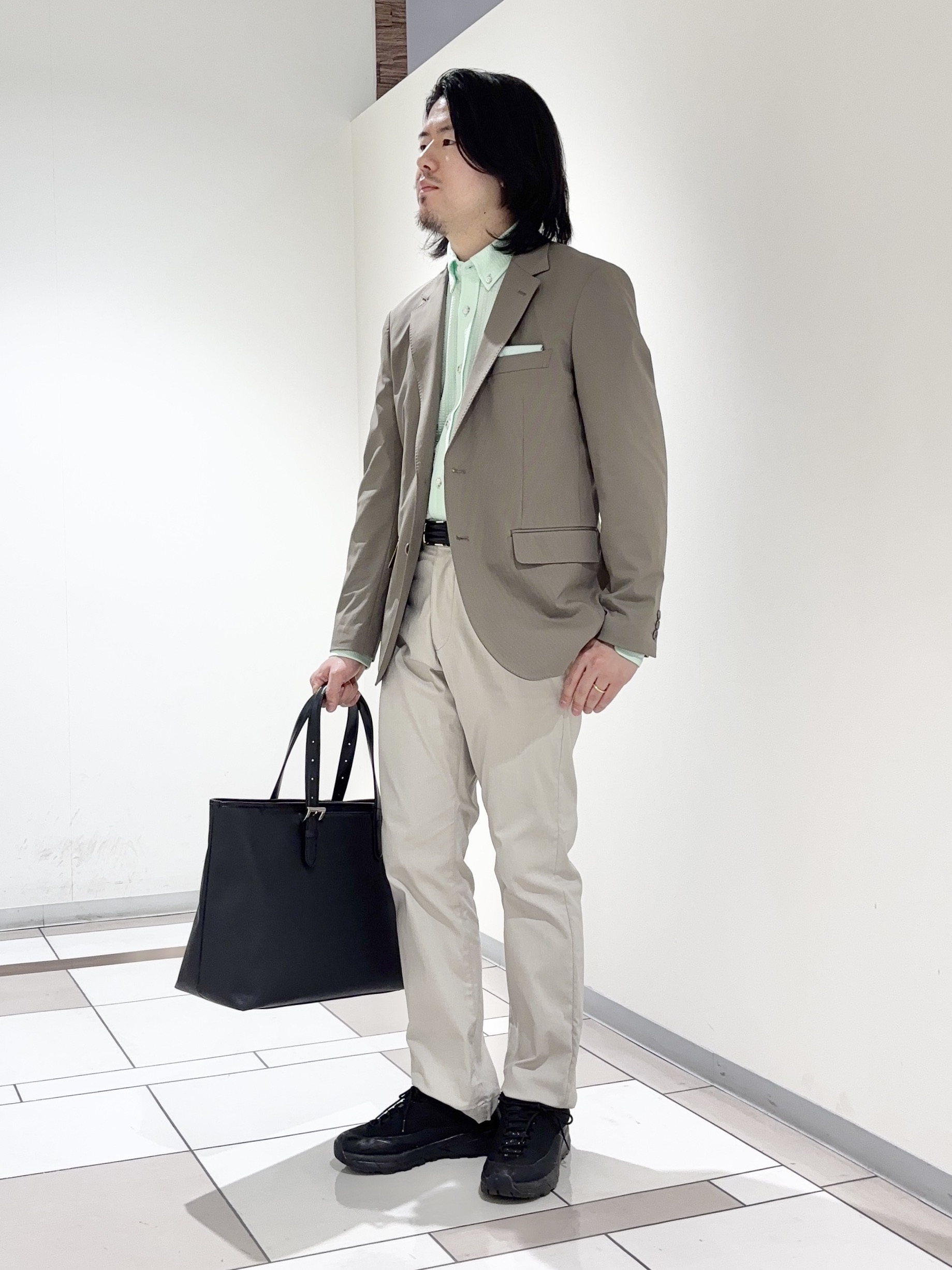 及川さんの「TAKEO KIKUCHI｜【360&deg;ストレッチ／軽量】None Of Stress ライト ジャケット（セットアップ対応）」を使ったコーディネート