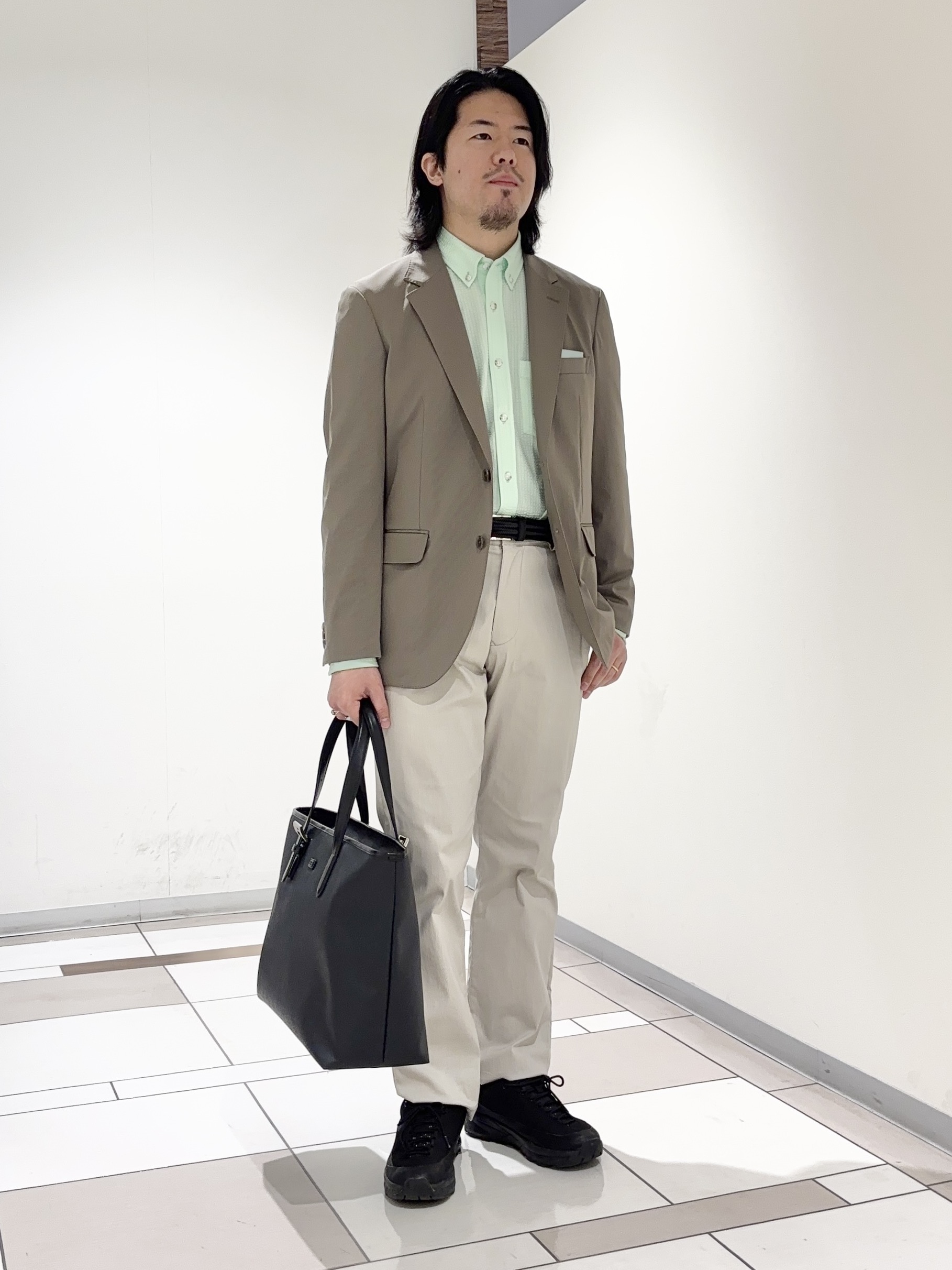 及川さんの「TAKEO KIKUCHI｜【360&deg;ストレッチ／軽量】None Of Stress ライト ジャケット（セットアップ対応）」を使ったコーディネート