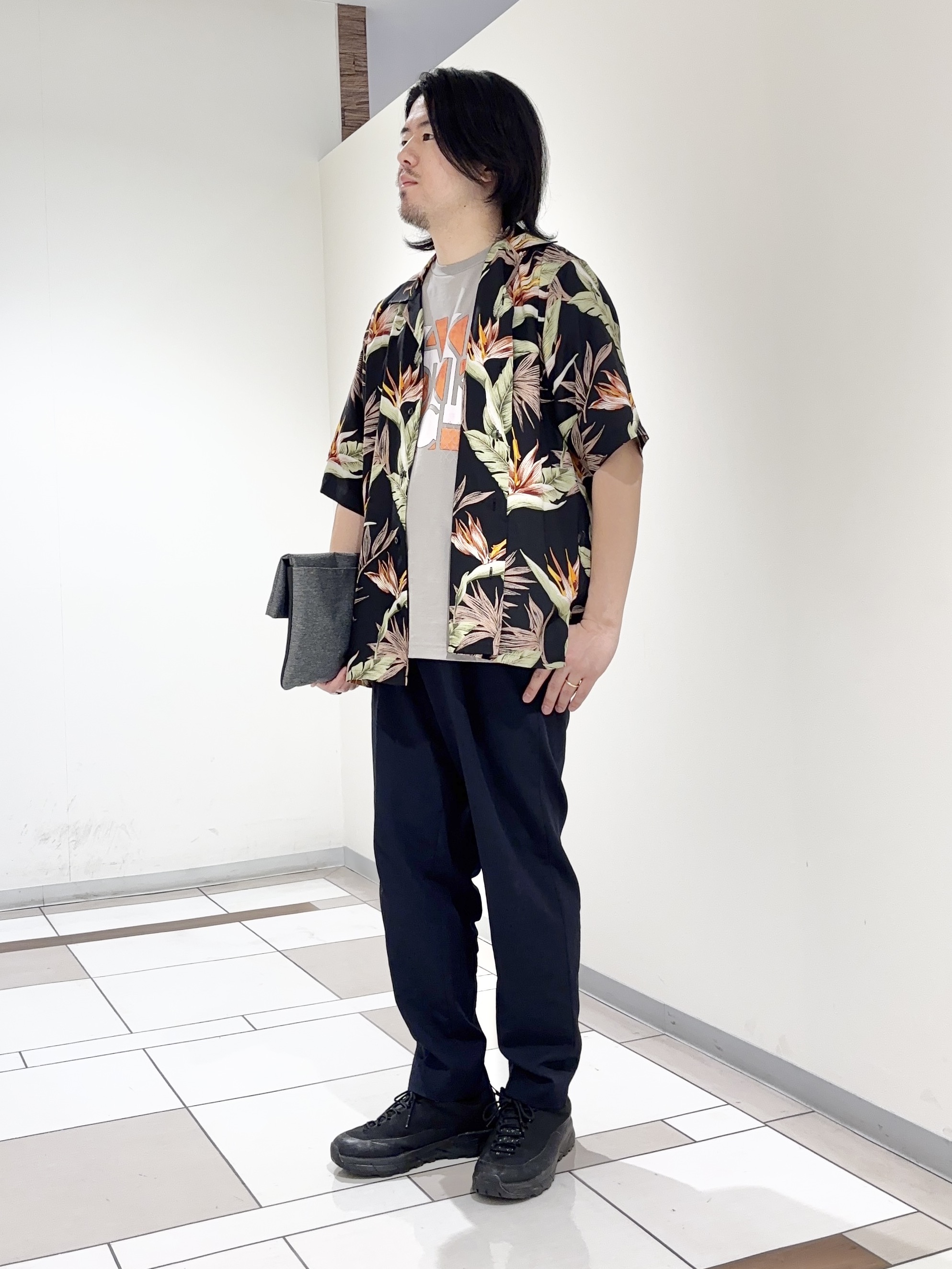 及川さんの「TAKEO KIKUCHI｜【BOWLER HAT LABEL】トロピカルフローラル レーヨンシャツ」を使ったコーディネート