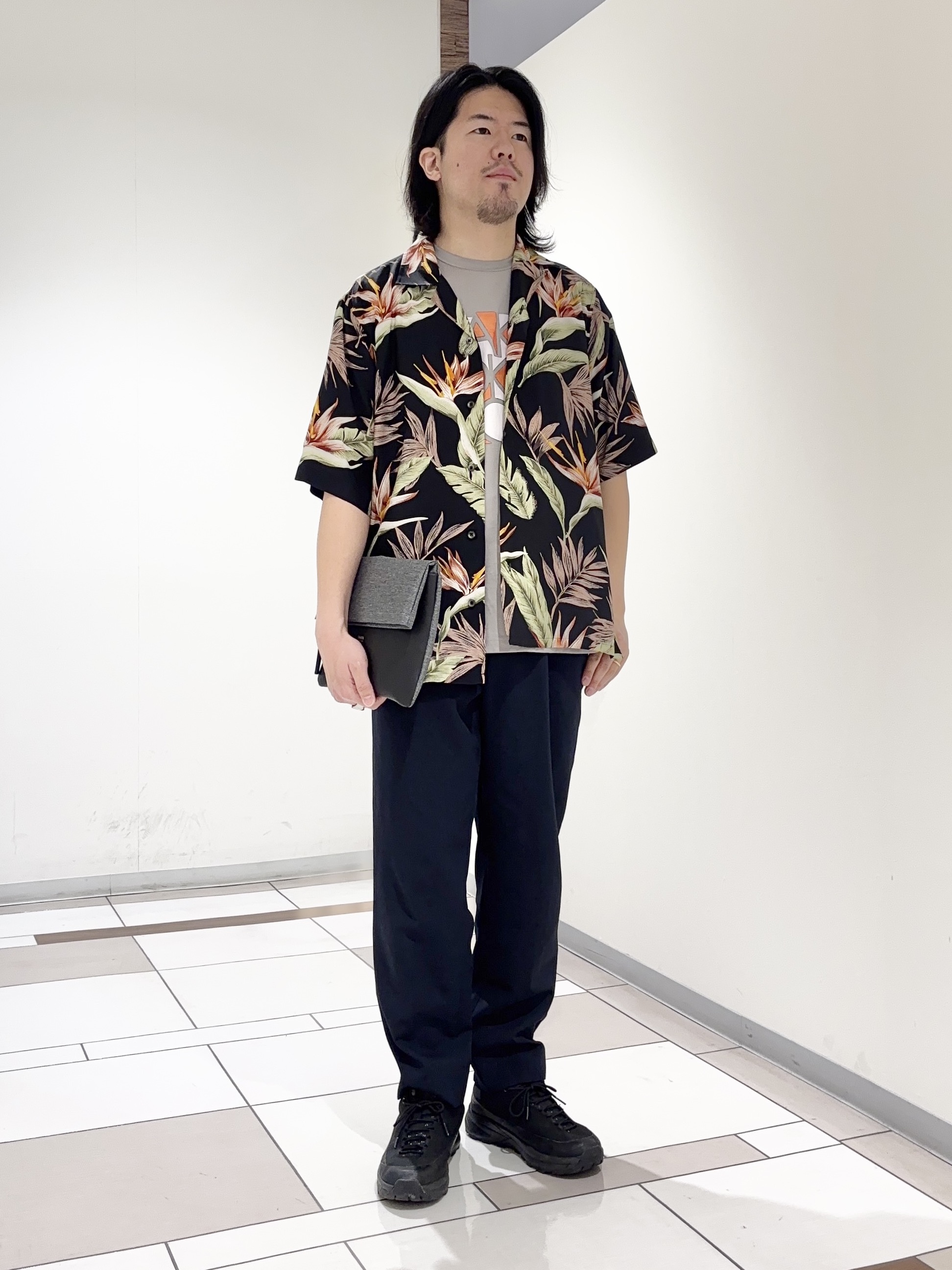 及川さんの「TAKEO KIKUCHI｜【BOWLER HAT LABEL】トロピカルフローラル レーヨンシャツ」を使ったコーディネート