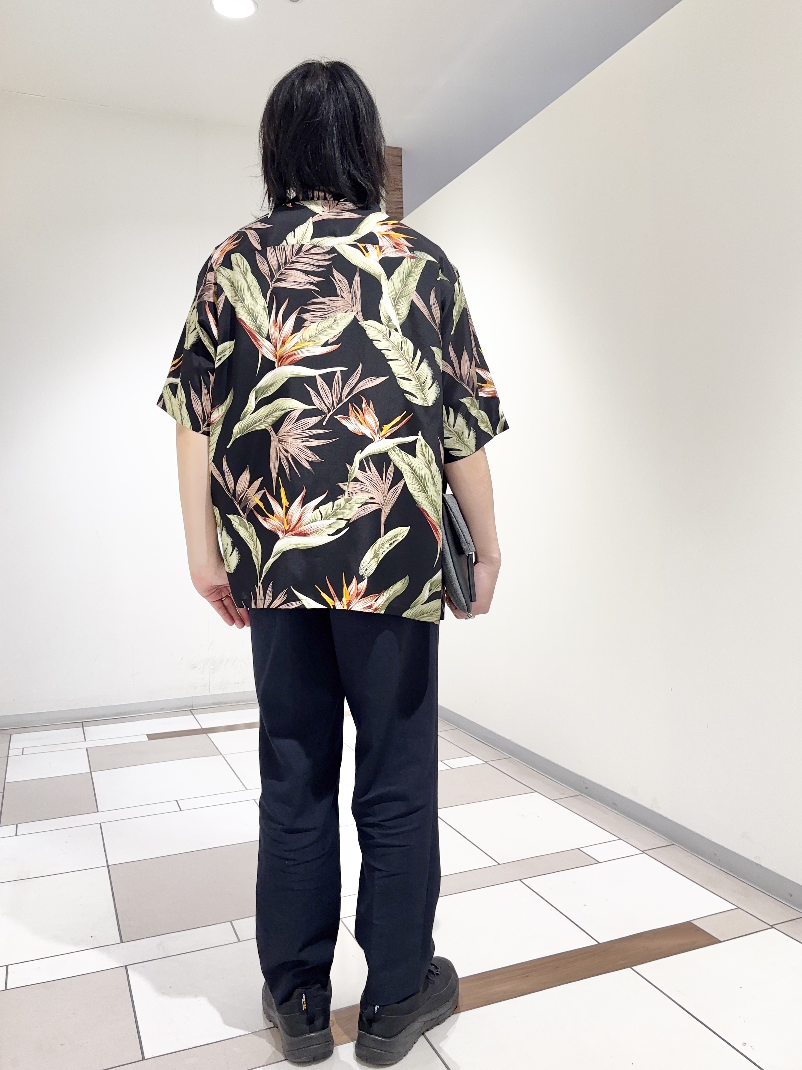 及川さんの「TAKEO KIKUCHI｜【BOWLER HAT LABEL】トロピカルフローラル レーヨンシャツ」を使ったコーディネート