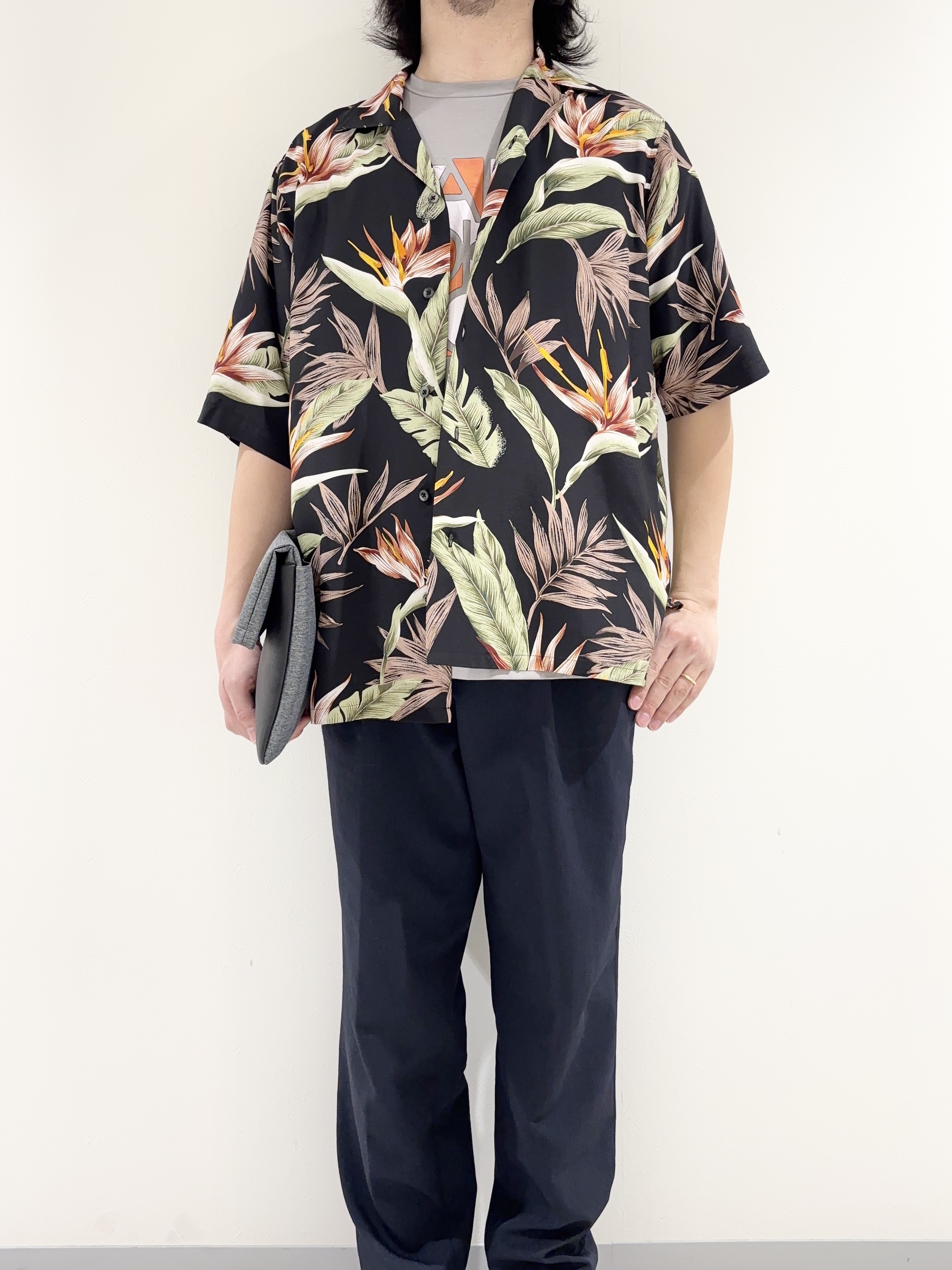 及川さんの「TAKEO KIKUCHI｜【BOWLER HAT LABEL】トロピカルフローラル レーヨンシャツ」を使ったコーディネート