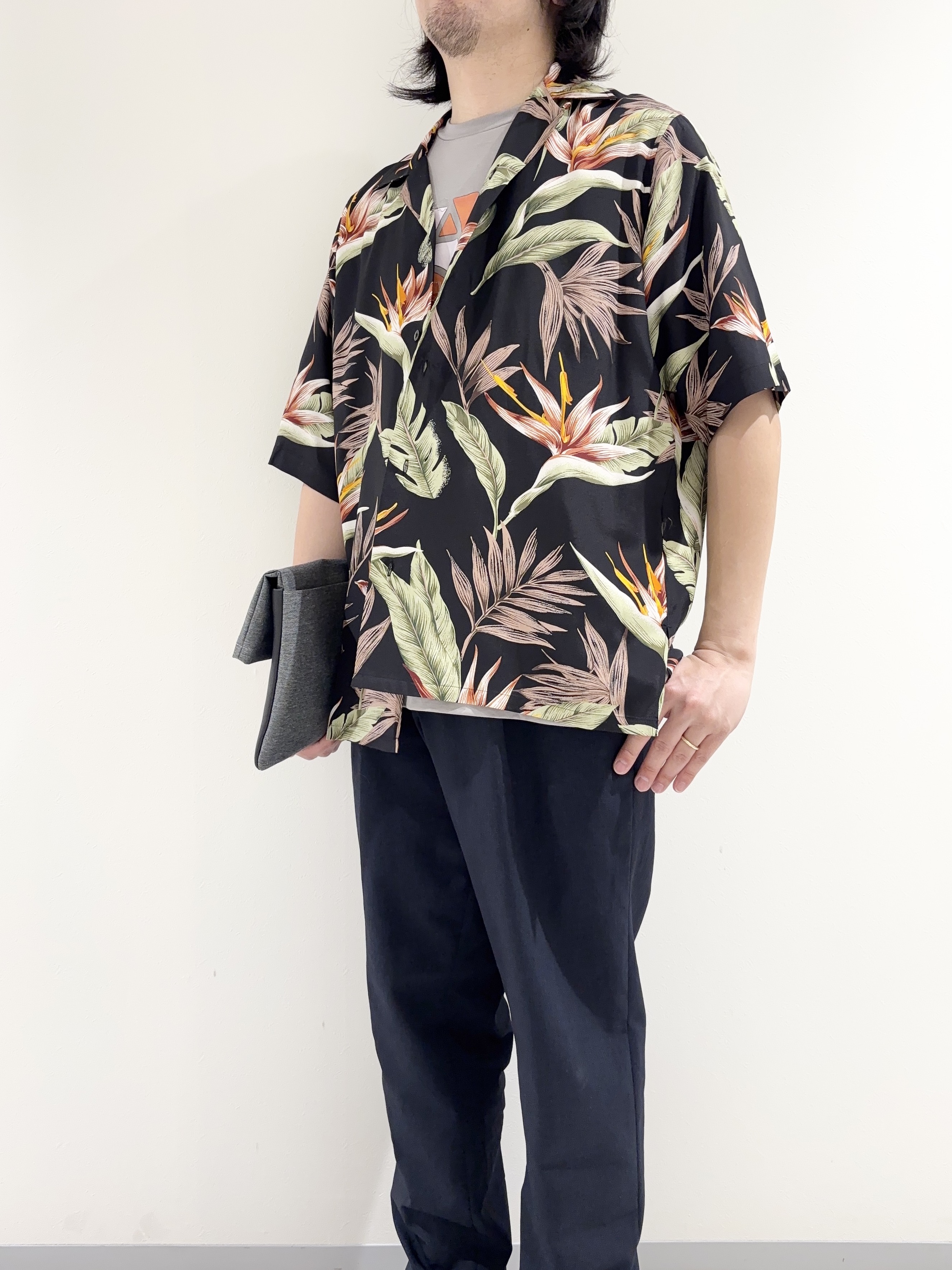 及川さんの「TAKEO KIKUCHI｜【BOWLER HAT LABEL】トロピカルフローラル レーヨンシャツ」を使ったコーディネート