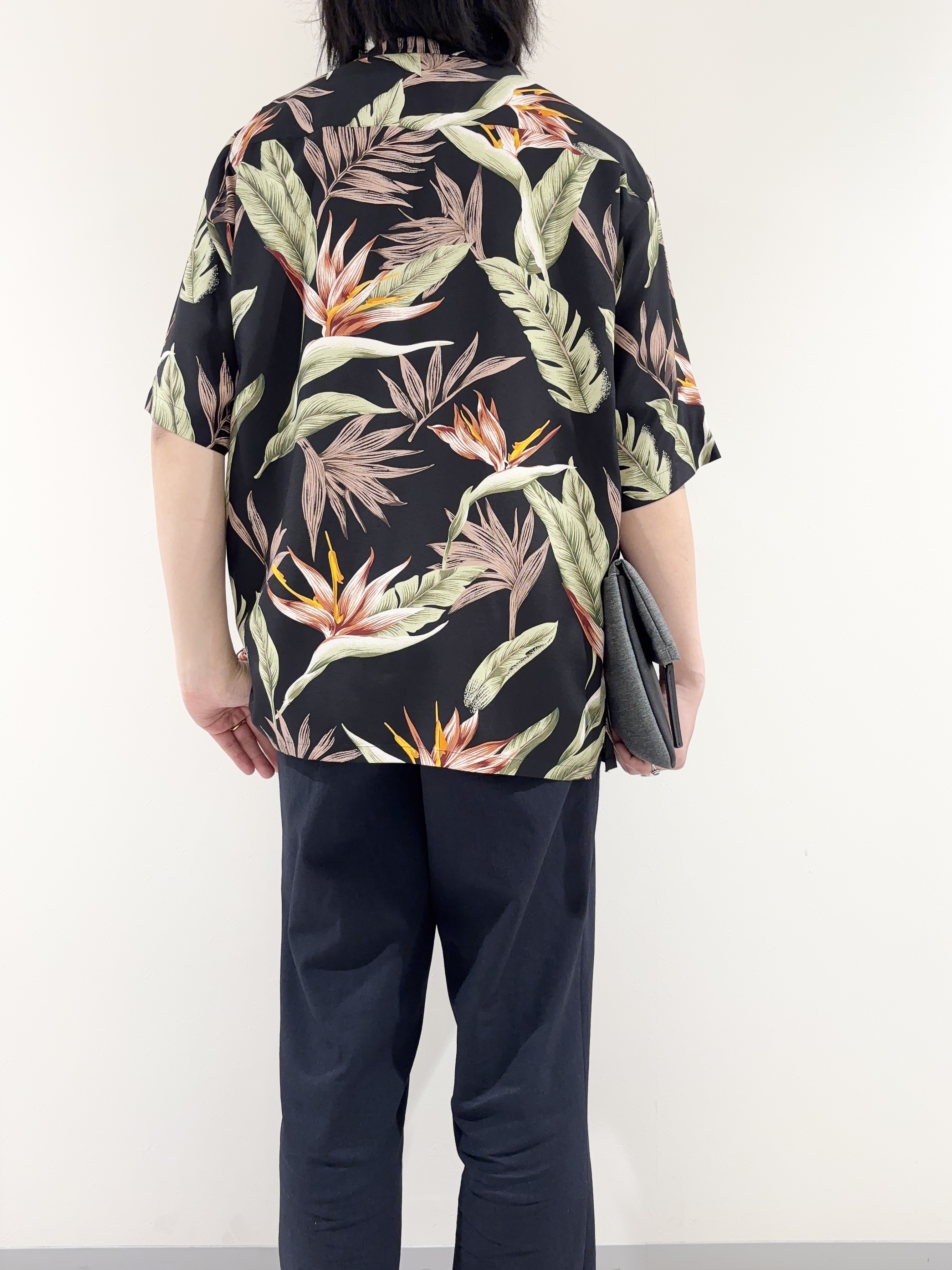 及川さんの「TAKEO KIKUCHI｜【BOWLER HAT LABEL】トロピカルフローラル レーヨンシャツ」を使ったコーディネート