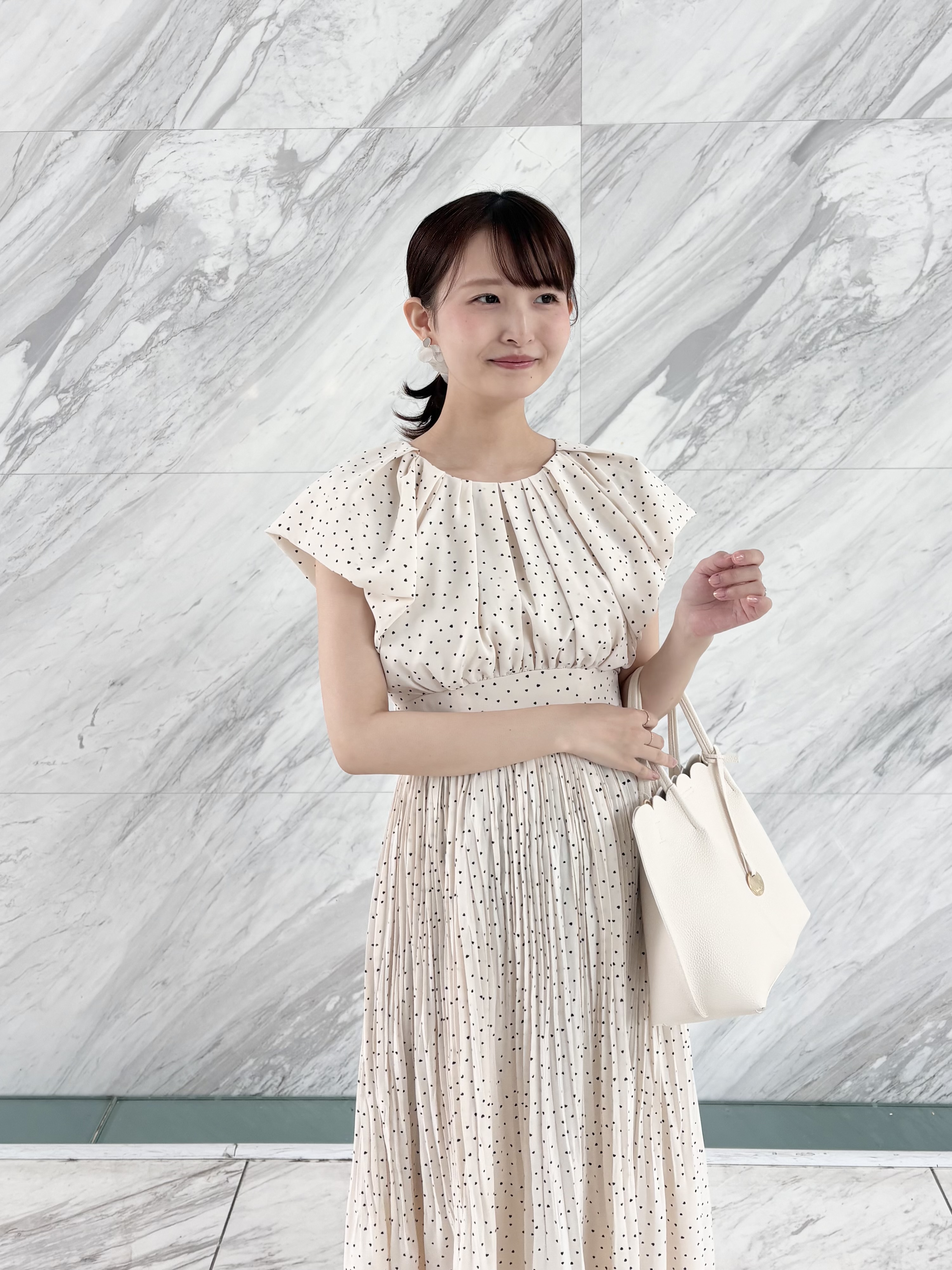 みさかさんの「index｜ハートドットバルーンスリーブワンピース【洗濯機OK／イージーアイロン】」を使ったコーディネート