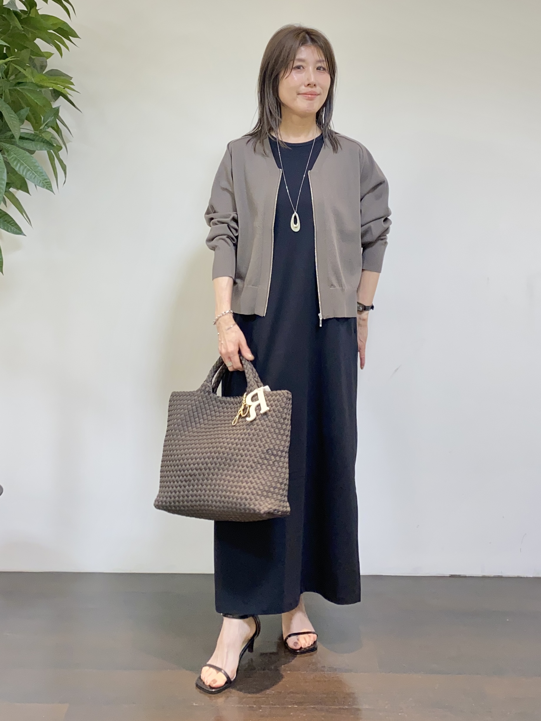 tomoさんの「UNTITLED｜【アンサンブル可/日除け・冷房対策】シアーレーヨンZIPカーディガン」を使ったコーディネート