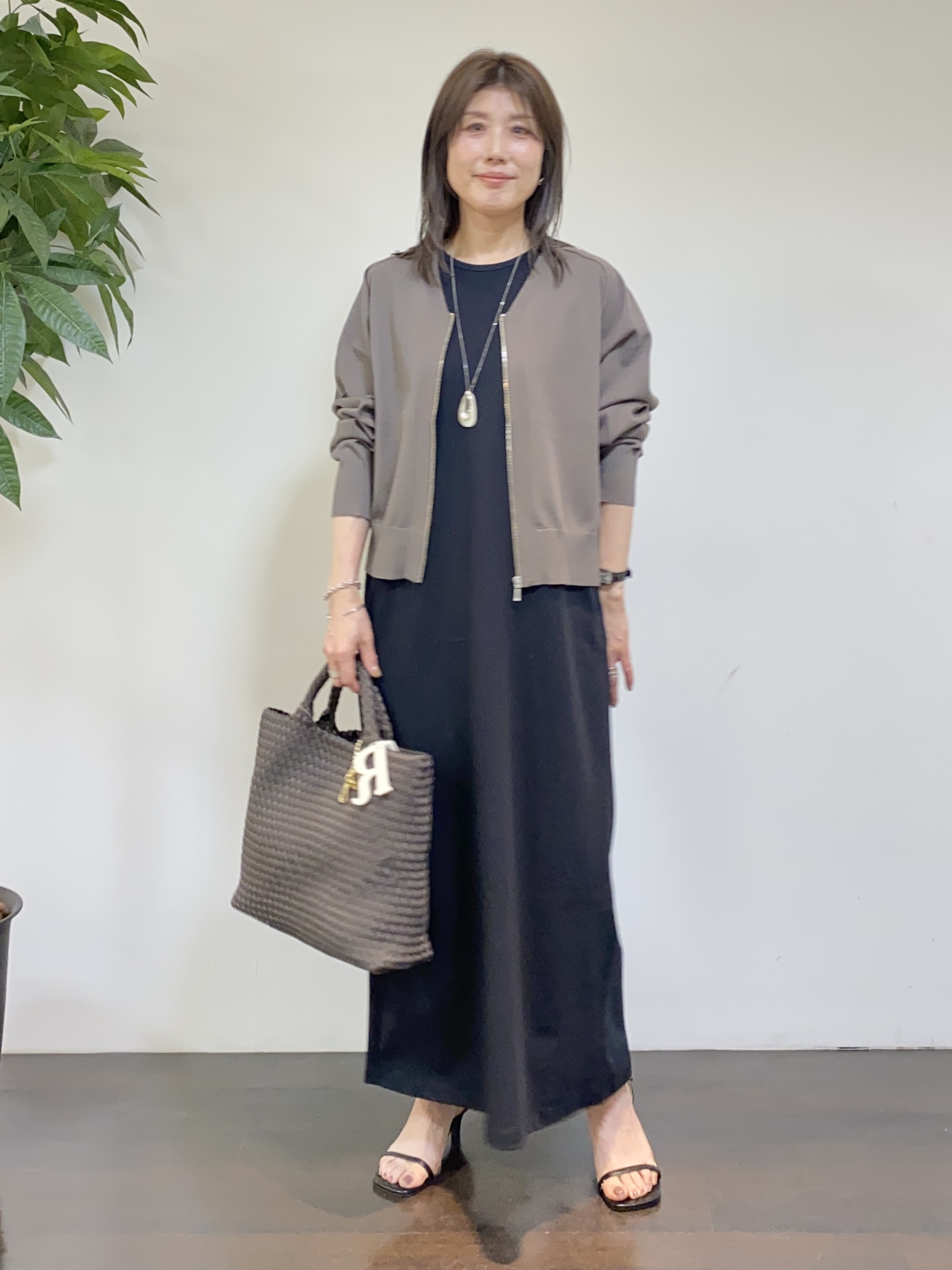 tomoさんの「UNTITLED｜【アンサンブル可/日除け・冷房対策】シアーレーヨンZIPカーディガン」を使ったコーディネート