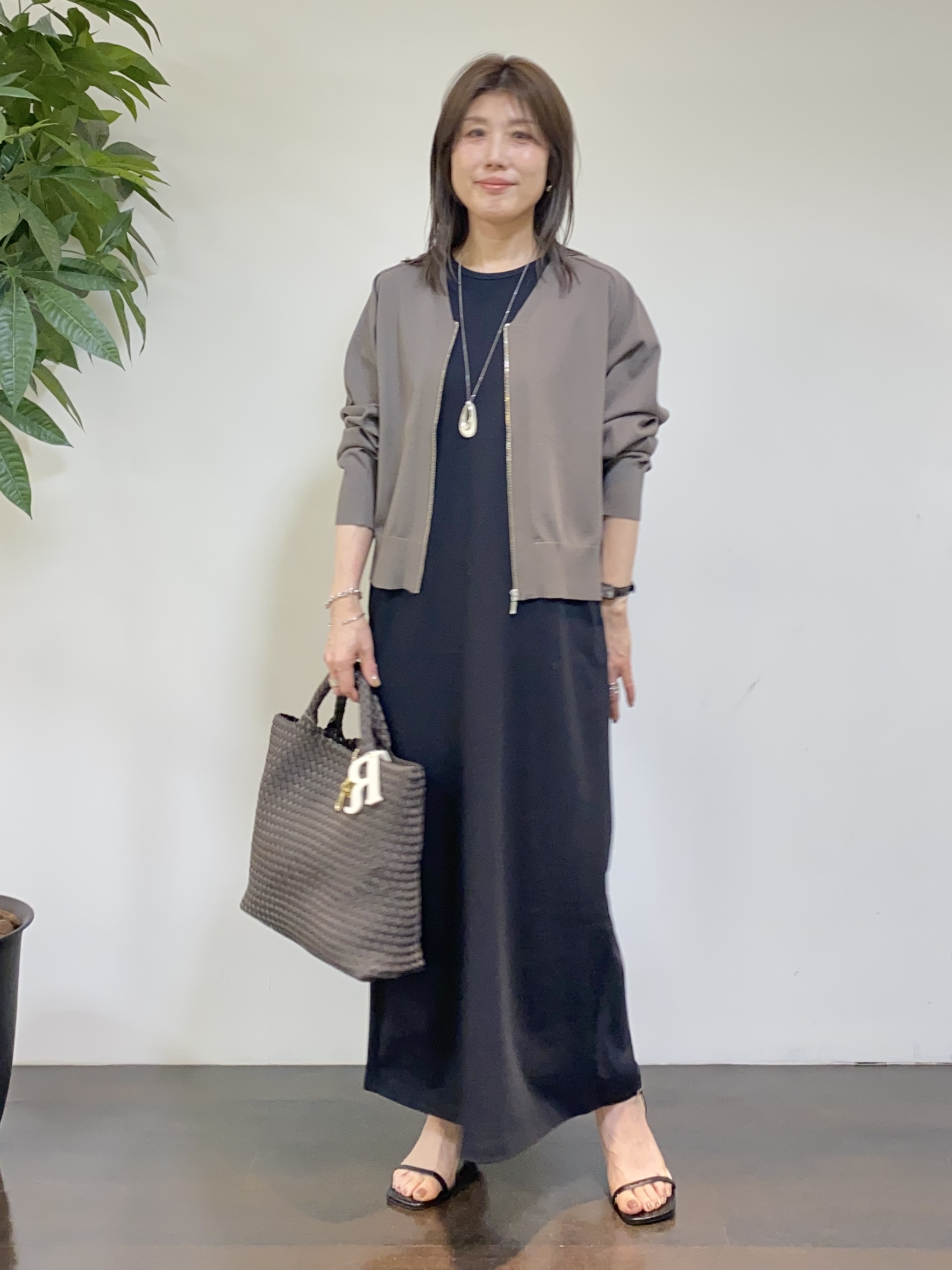 tomoさんの「UNTITLED｜【アンサンブル可/日除け・冷房対策】シアーレーヨンZIPカーディガン」を使ったコーディネート
