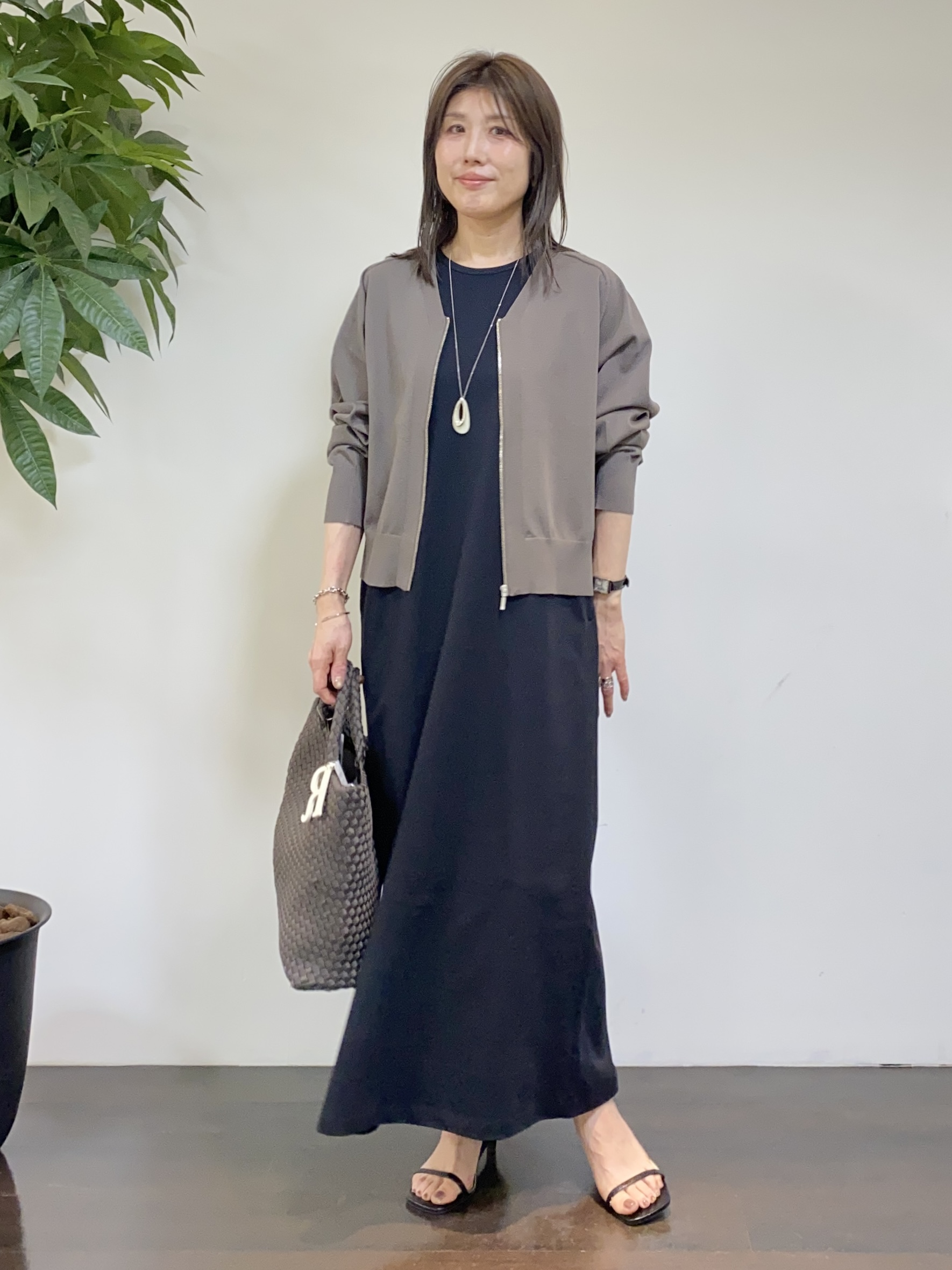 tomoさんの「UNTITLED｜【アンサンブル可/日除け・冷房対策】シアーレーヨンZIPカーディガン」を使ったコーディネート