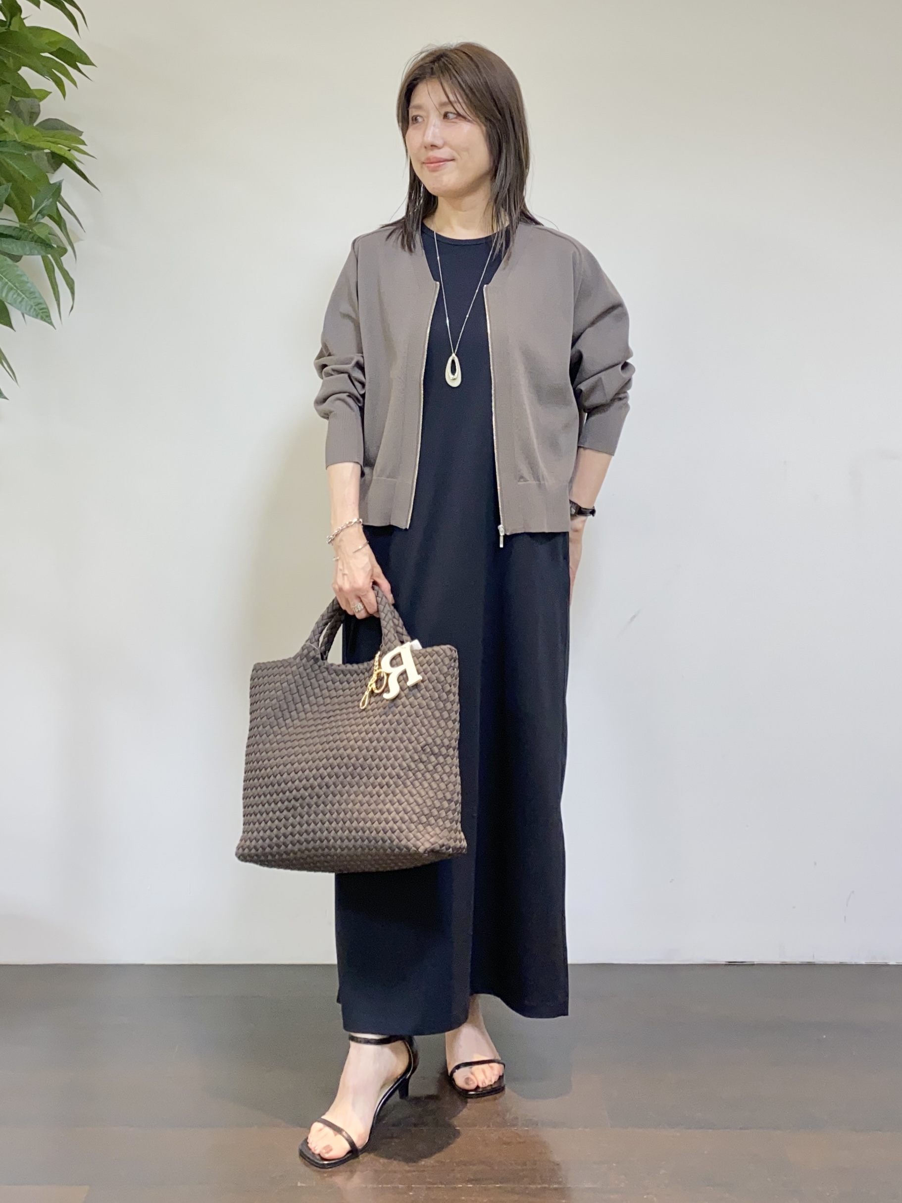 tomoさんの「UNTITLED｜【アンサンブル可/日除け・冷房対策】シアーレーヨンZIPカーディガン」を使ったコーディネート