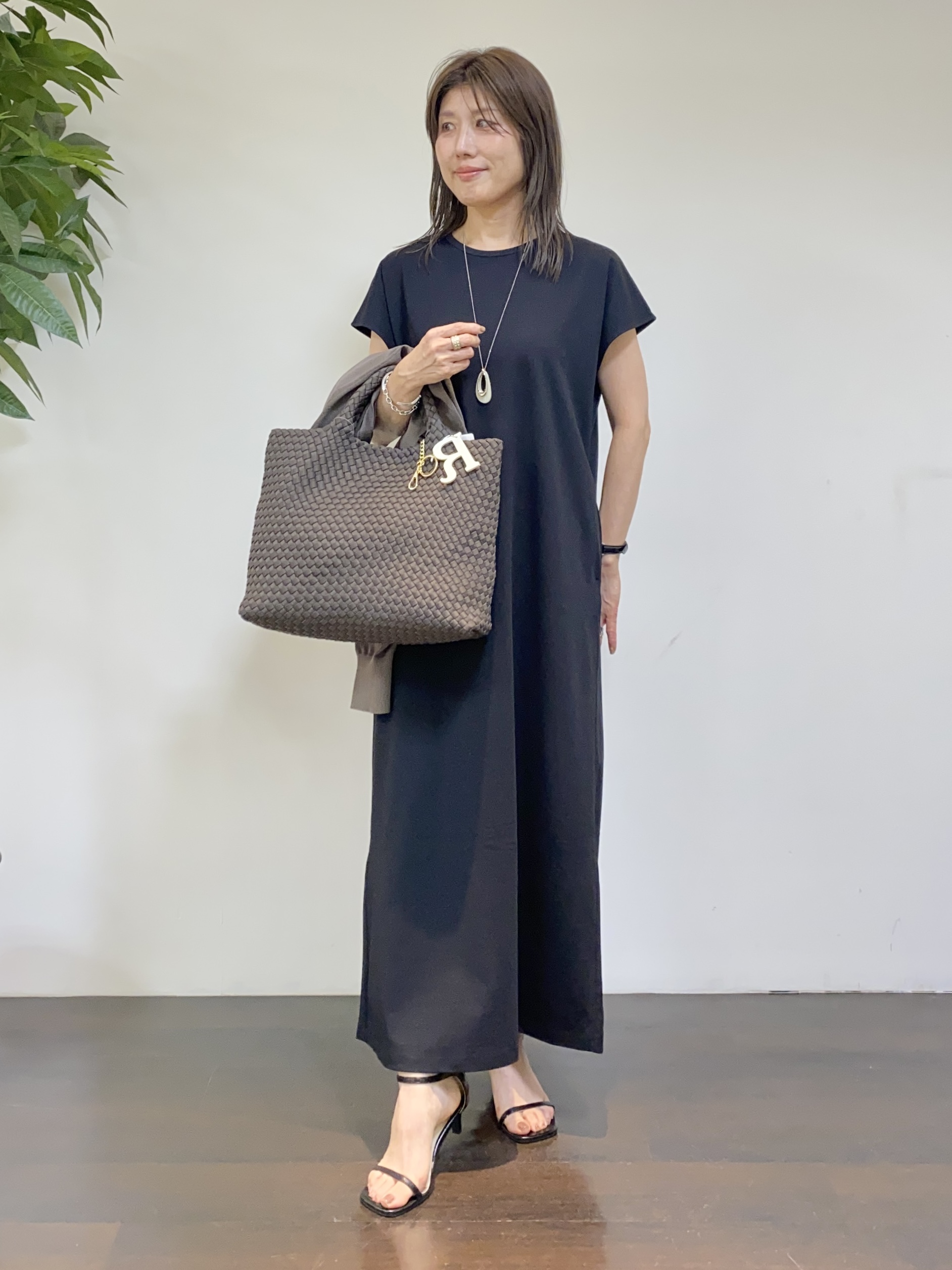 tomoさんの「UNTITLED｜【アンサンブル可/日除け・冷房対策】シアーレーヨンZIPカーディガン」を使ったコーディネート