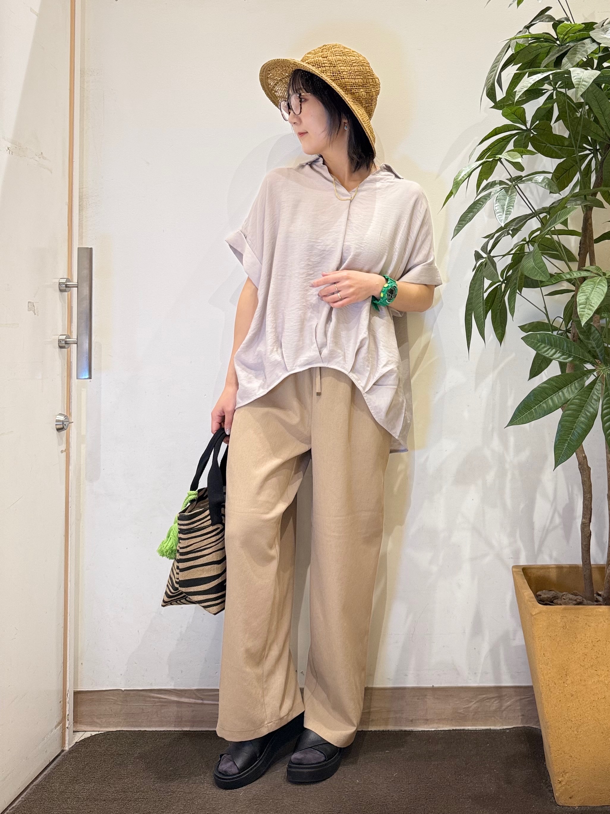 misakiさんの「SHOO･LA･RUE｜【S-LL/洗濯機可】インせず着られる 裾タック スキッパーシャツ」を使ったコーディネート