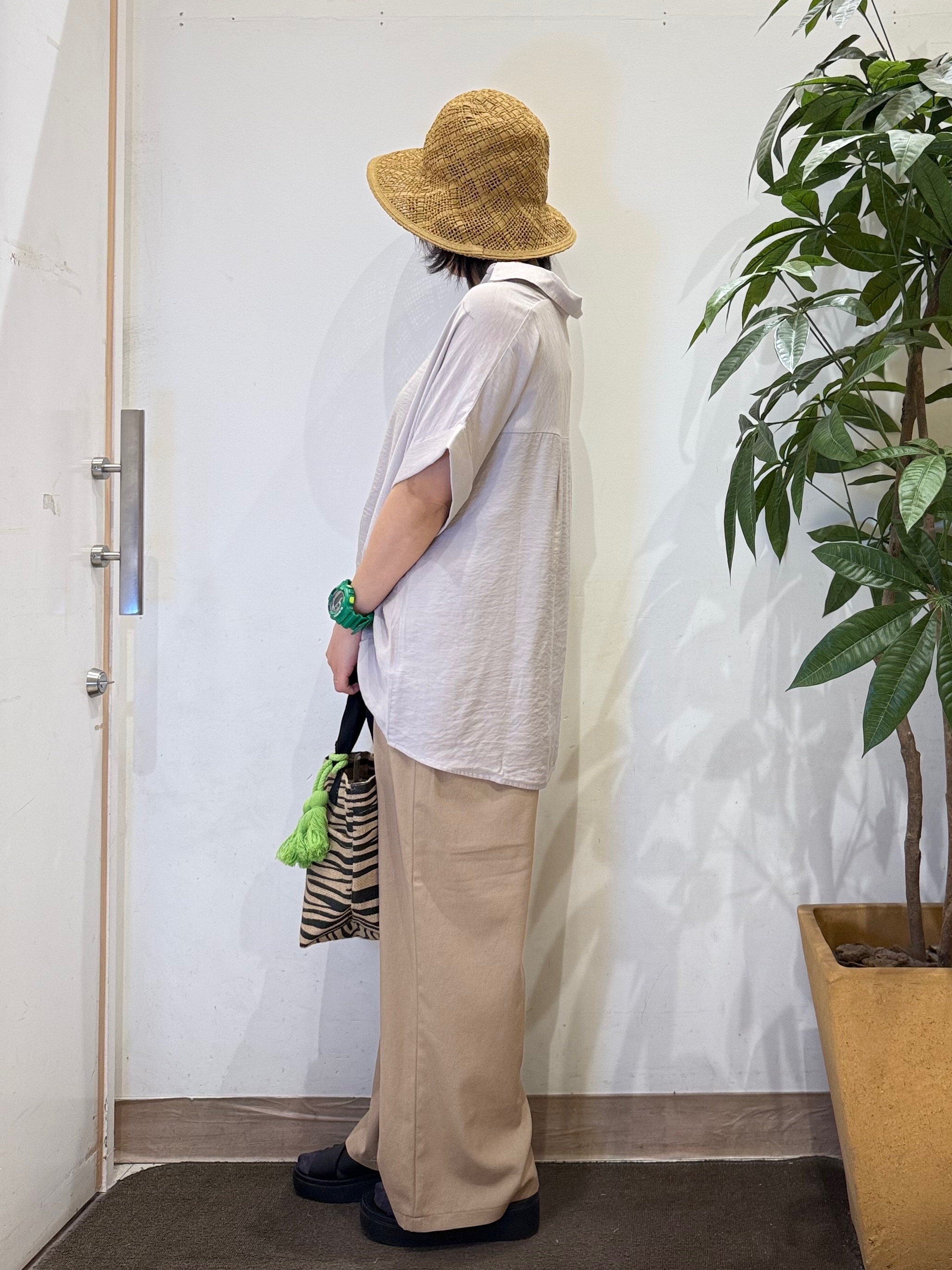 misakiさんの「SHOO･LA･RUE｜【S-LL/洗濯機可】インせず着られる 裾タック スキッパーシャツ」を使ったコーディネート
