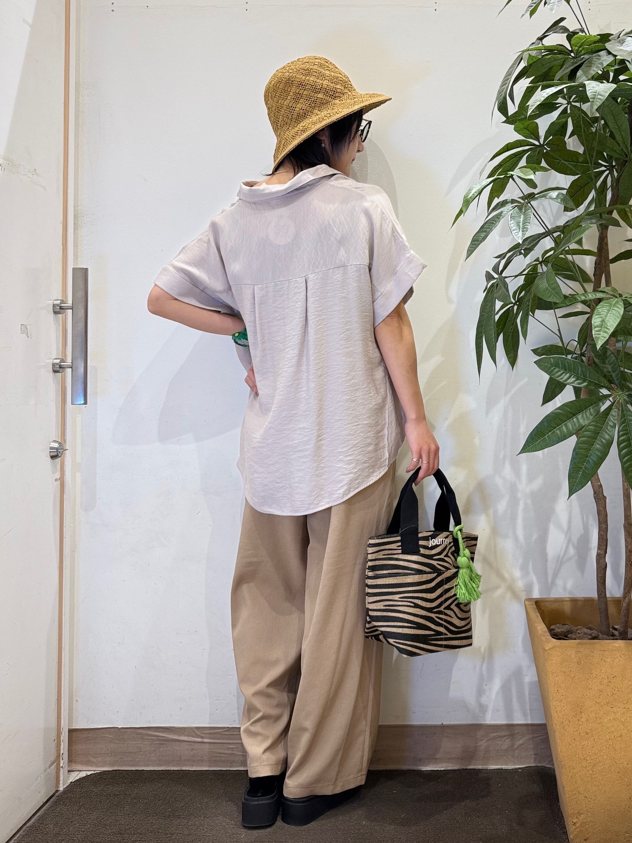 misakiさんの「SHOO･LA･RUE｜【S-LL/洗濯機可】インせず着られる 裾タック スキッパーシャツ」を使ったコーディネート