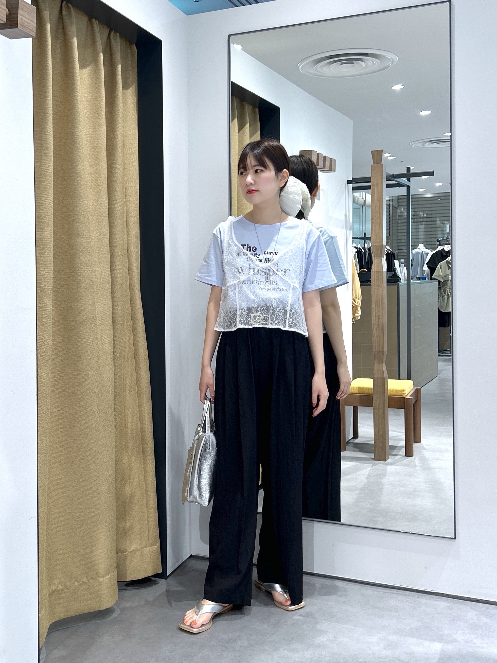 Renoさんの「INDIVI｜メッセージプリントクルーネックTシャツ」を使ったコーディネート
