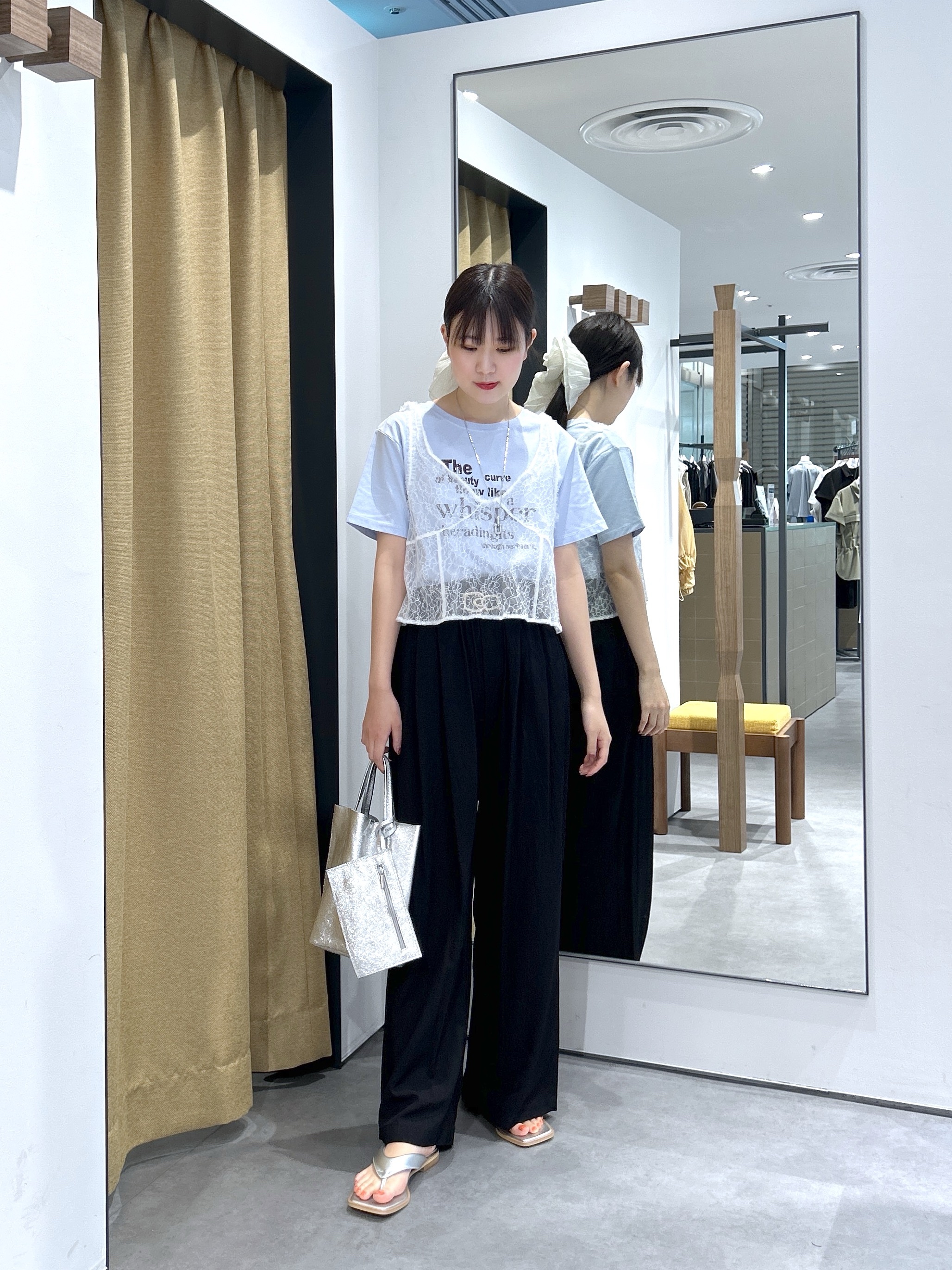 Renoさんの「INDIVI｜メッセージプリントクルーネックTシャツ」を使ったコーディネート
