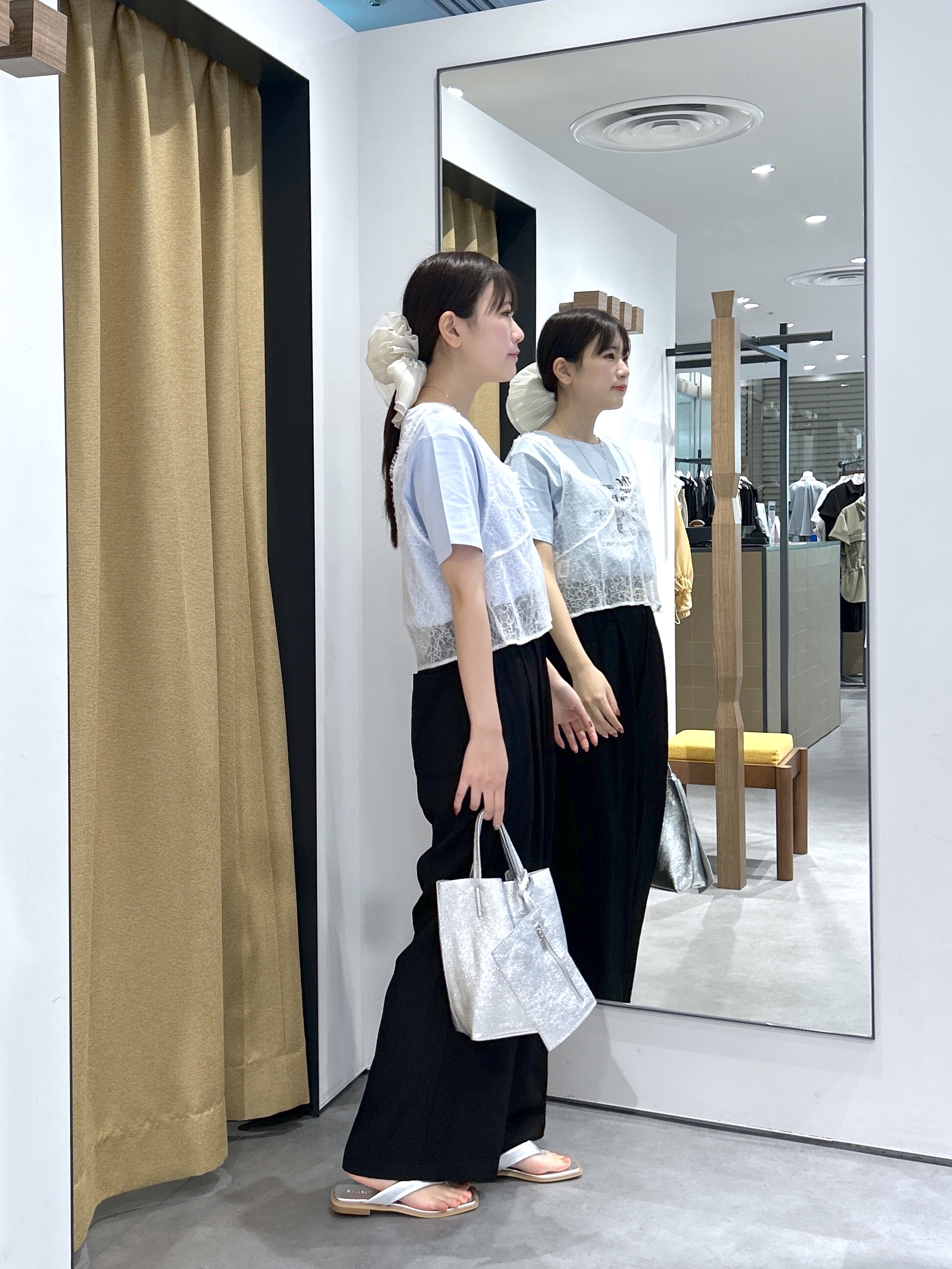 Renoさんの「INDIVI｜メッセージプリントクルーネックTシャツ」を使ったコーディネート