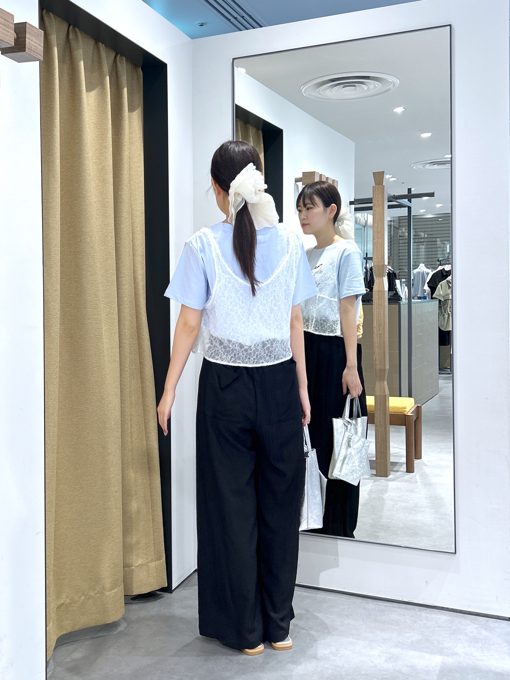 Renoさんの「INDIVI｜メッセージプリントクルーネックTシャツ」を使ったコーディネート