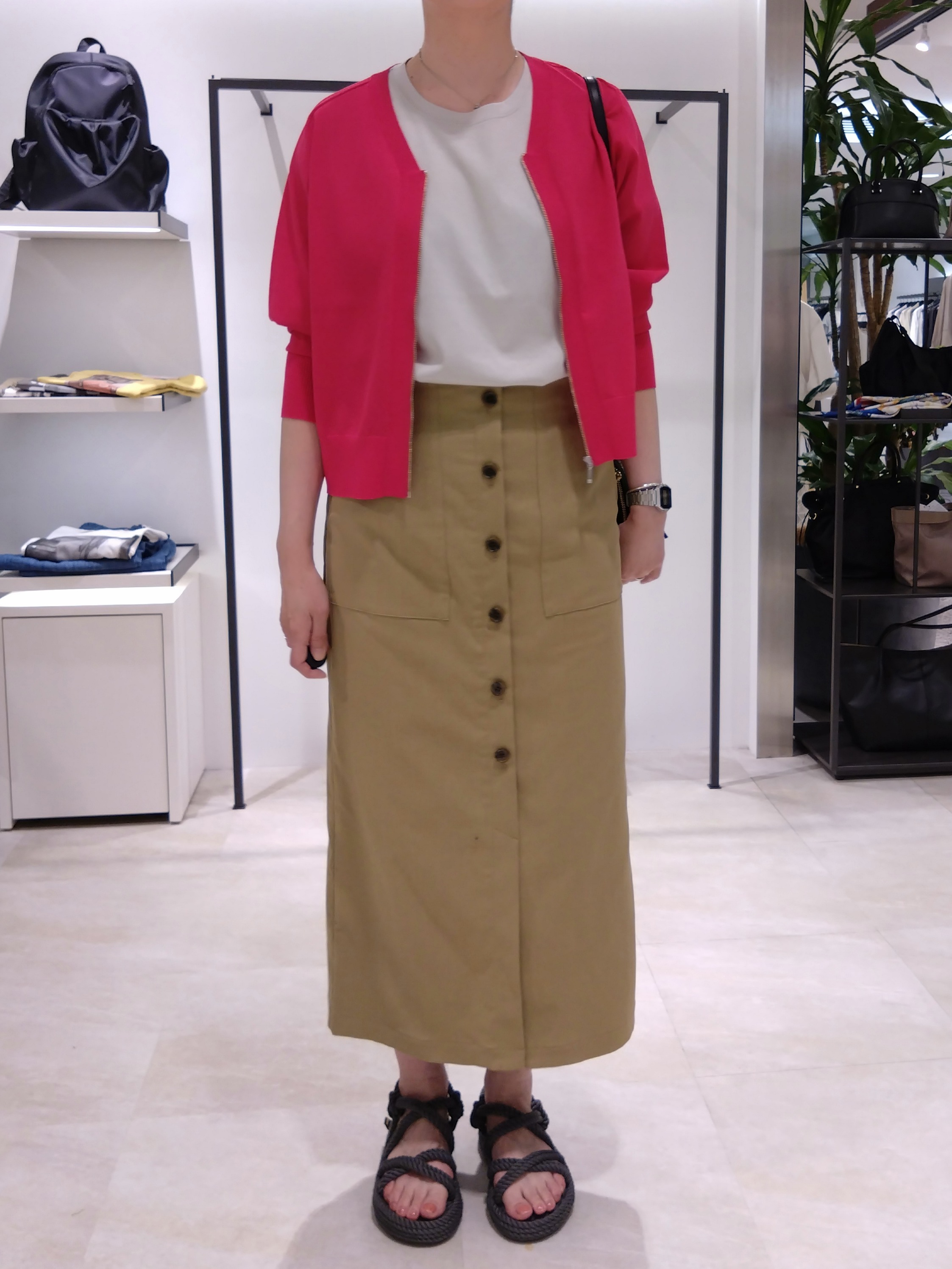 まちこさんの「UNTITLED｜【アンサンブル可/日除け・冷房対策】シアーレーヨンZIPカーディガン」を使ったコーディネート