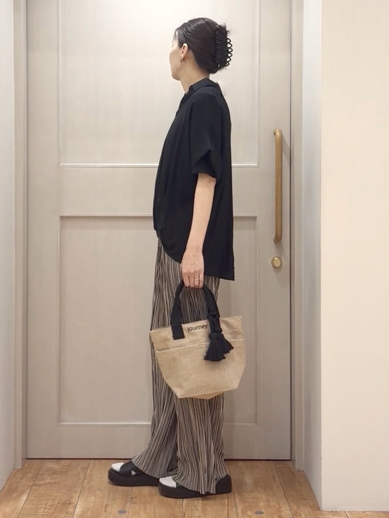 tamuさんの「SHOO･LA･RUE｜【S-LL/洗濯機可】インせず着られる 裾タック スキッパーシャツ」を使ったコーディネート