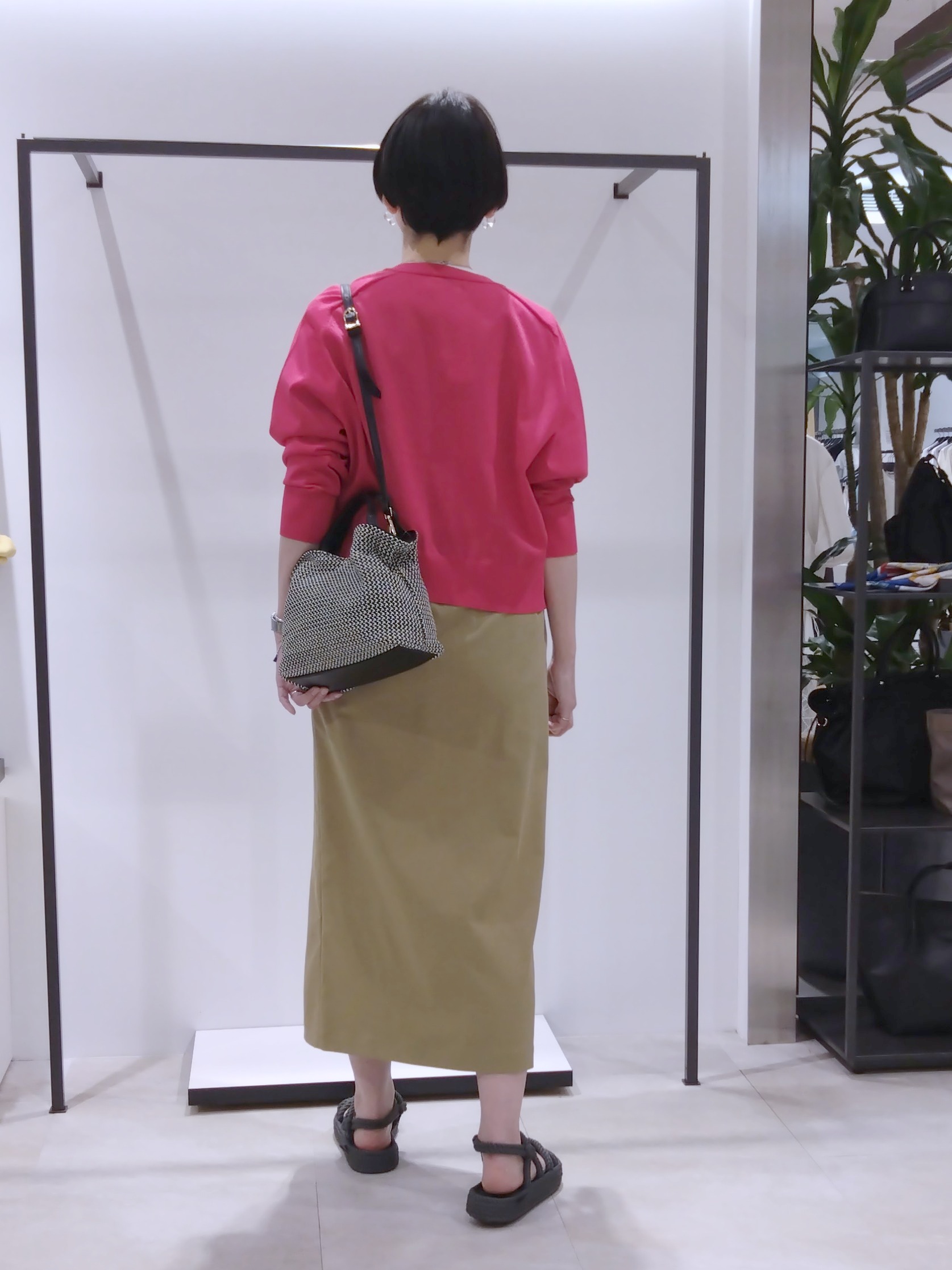 まちこさんの「UNTITLED｜【アンサンブル可/日除け・冷房対策】シアーレーヨンZIPカーディガン」を使ったコーディネート