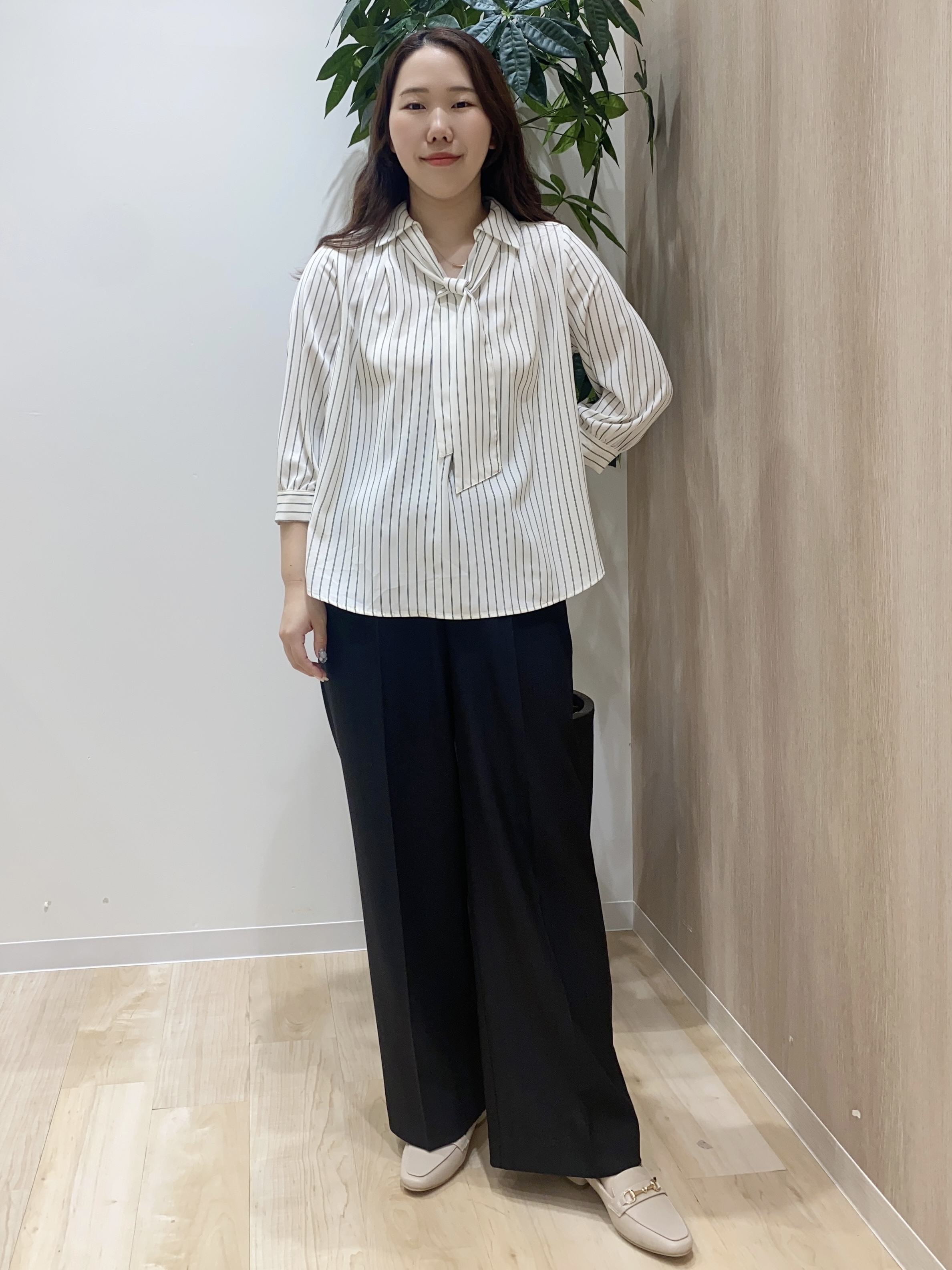 HANAさんの「grove｜高評価！【貴島明日香さん着用・洗える】チャーム付きマルチWAYボウタイブラウス」を使ったコーディネート