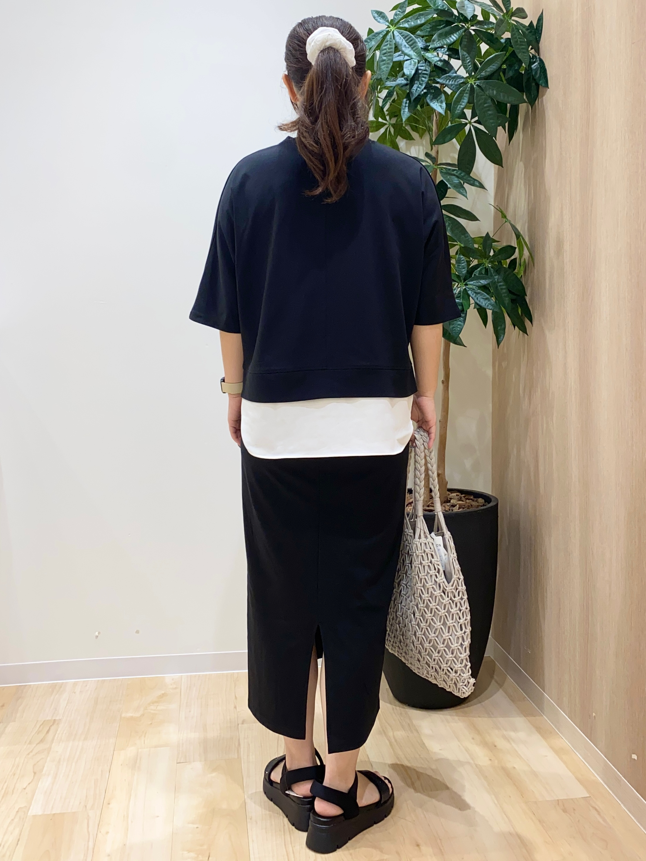HANAさんの「grove｜【時短コーデ】シルキーポンチレイヤード風セットアップ」を使ったコーディネート