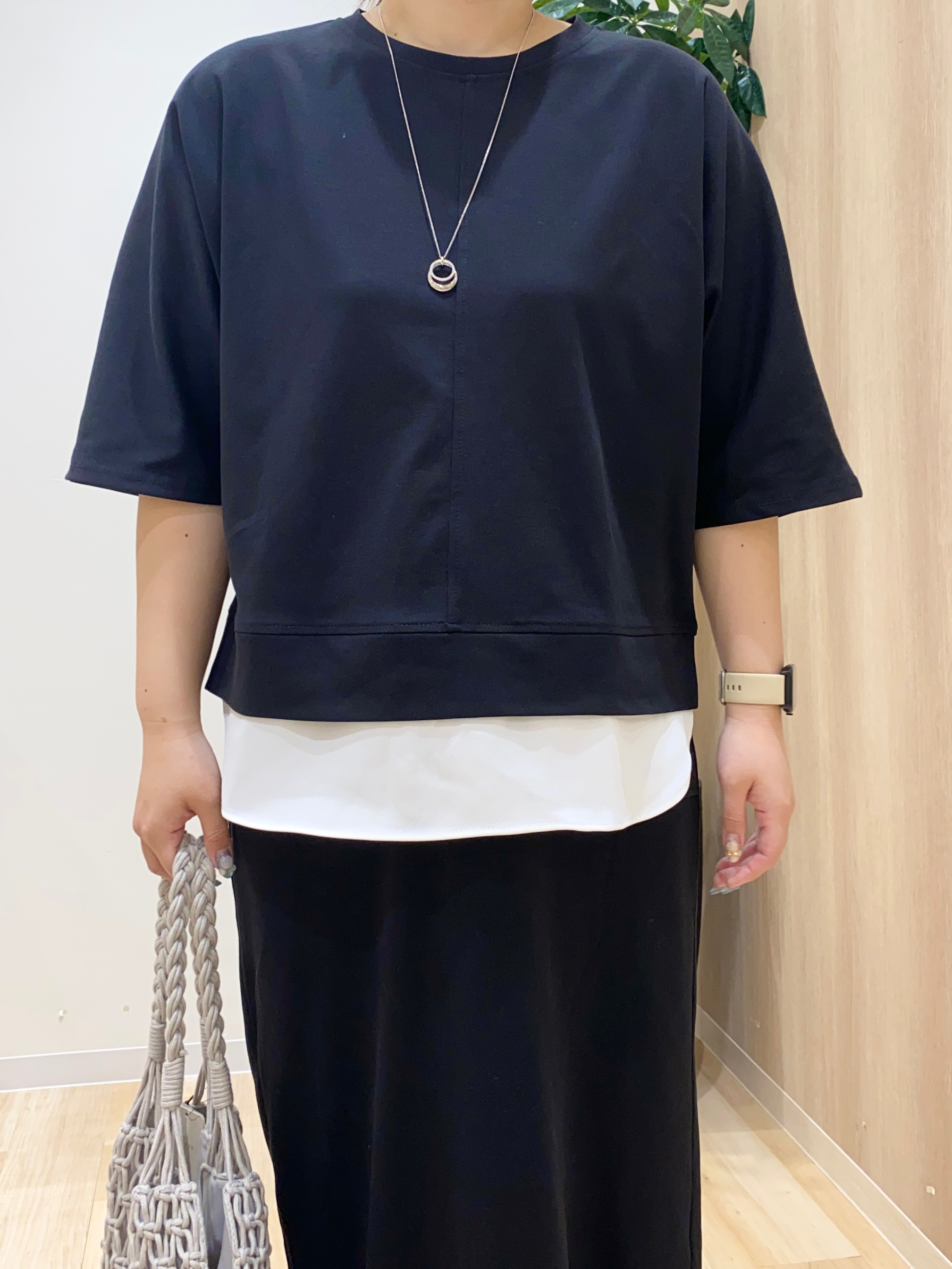 HANAさんの「grove｜【時短コーデ】シルキーポンチレイヤード風セットアップ」を使ったコーディネート