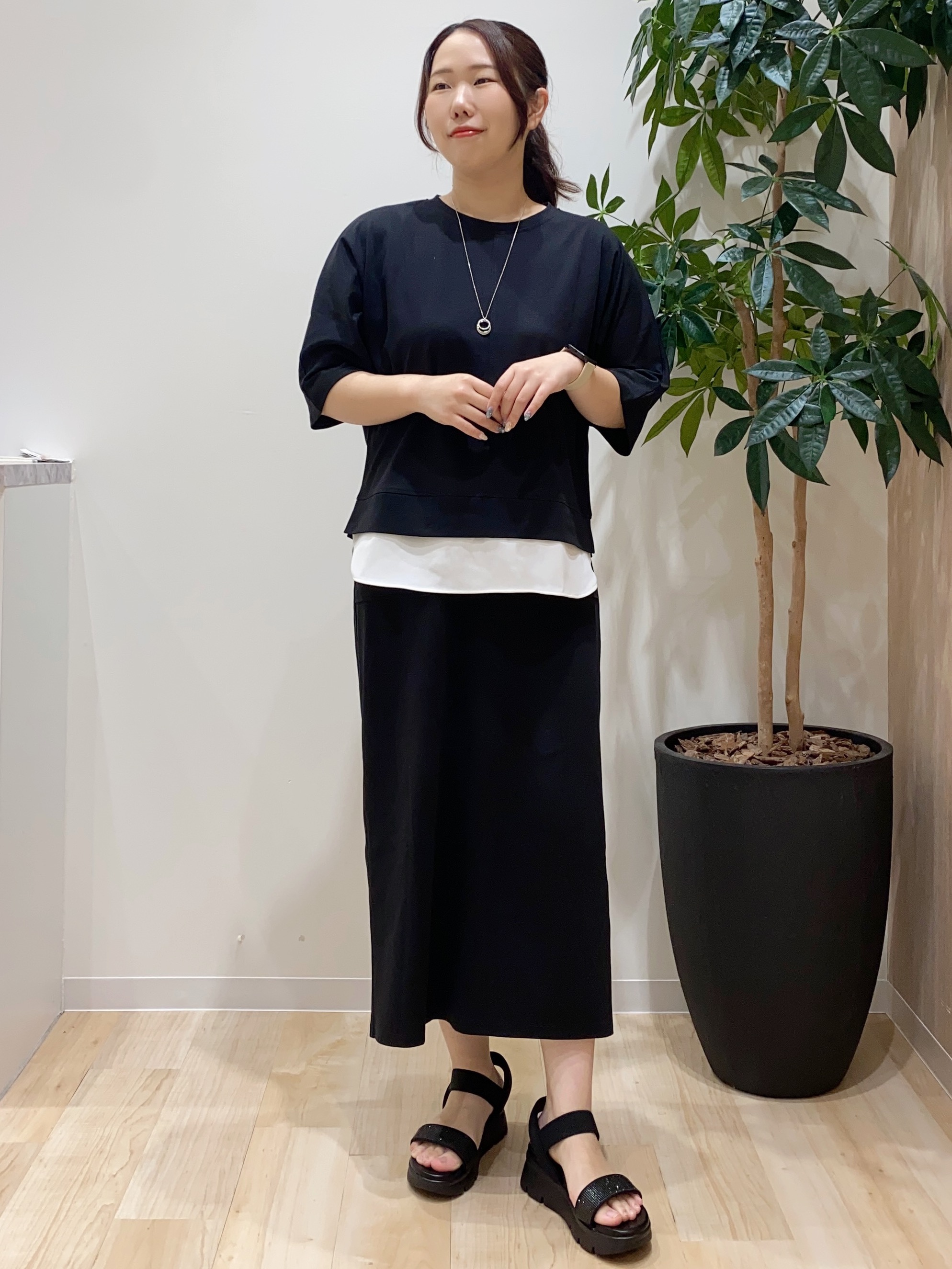 HANAさんの「grove｜【時短コーデ】シルキーポンチレイヤード風セットアップ」を使ったコーディネート