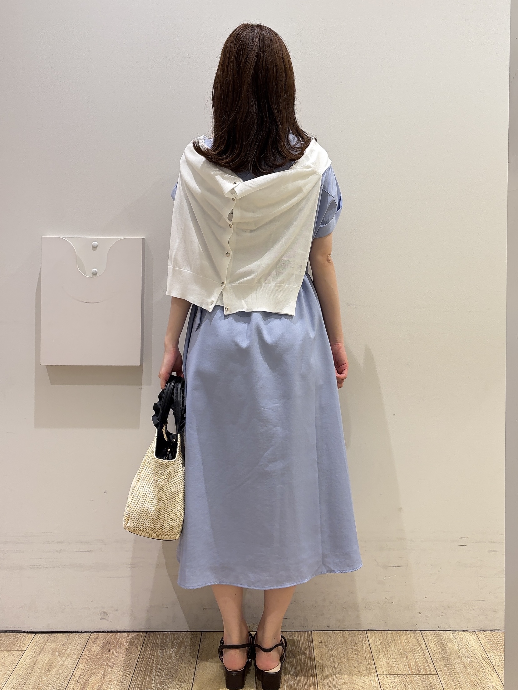 MOMOさんの「index｜【接触冷感】ビジューボタンカーディガン《抗ピリング／洗濯機OK》」を使ったコーディネート