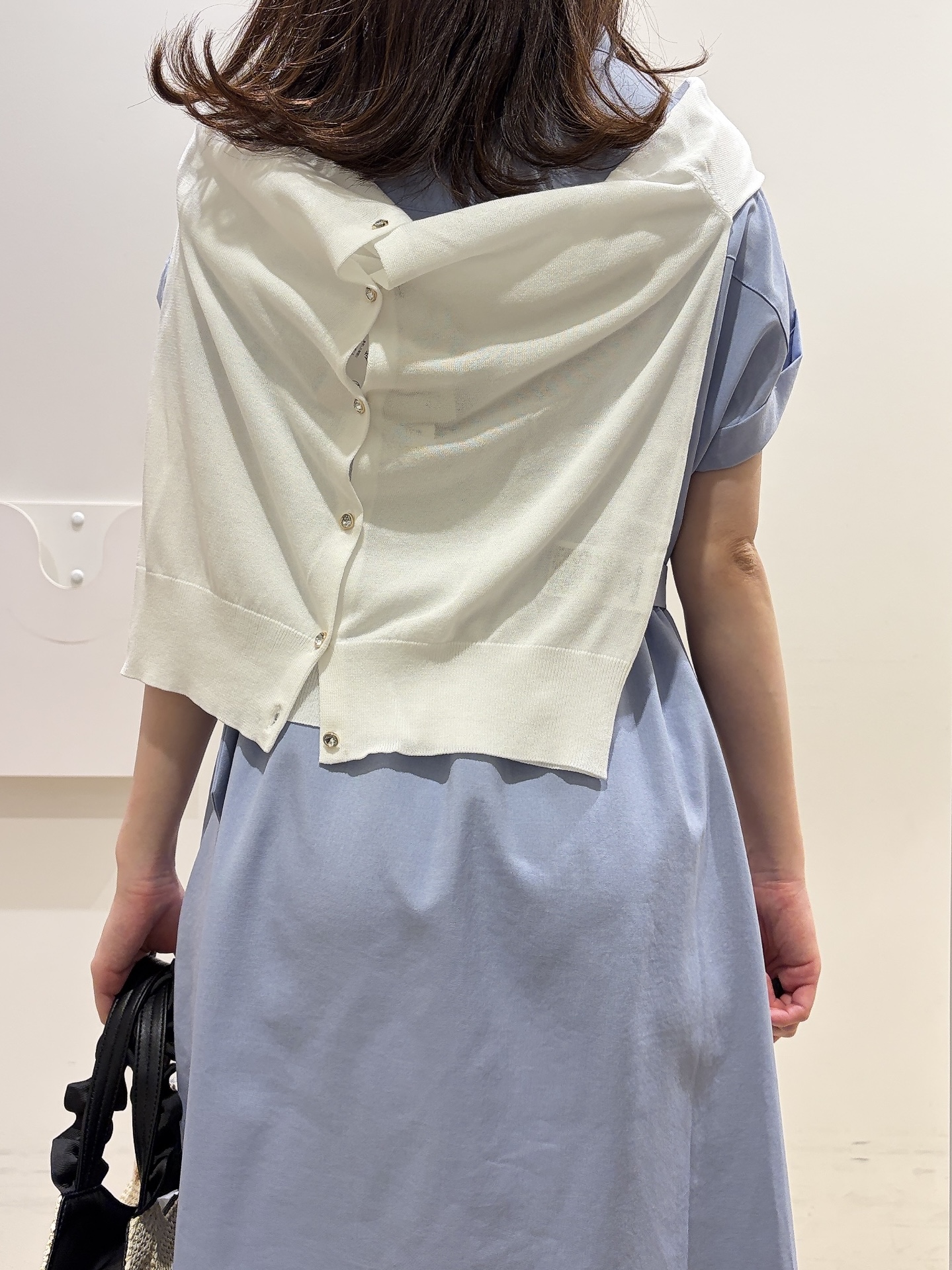 MOMOさんの「index｜【接触冷感】ビジューボタンカーディガン《抗ピリング／洗濯機OK》」を使ったコーディネート