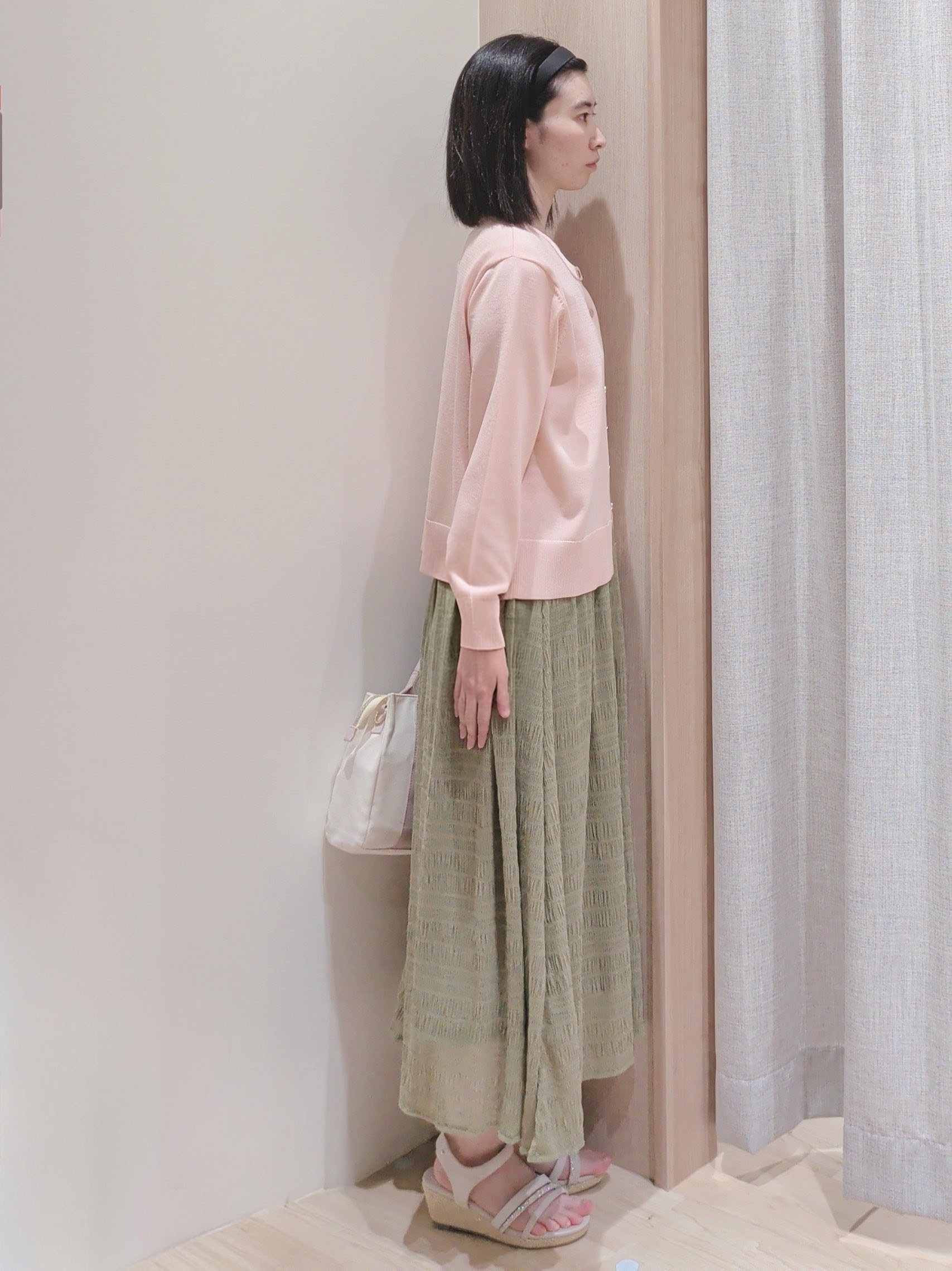 Yuiさんの「grove｜【UVカット/洗濯機で洗える】メタルボタンクルーネックカーディガン」を使ったコーディネート