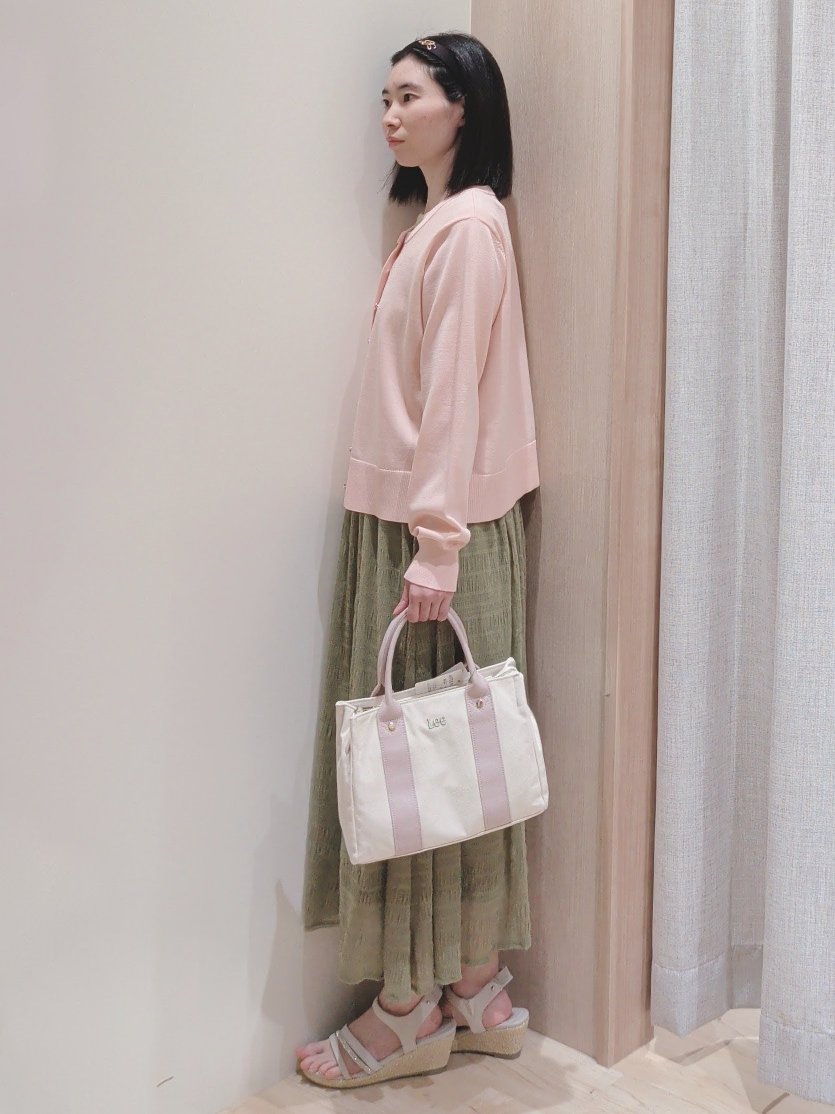Yuiさんの「grove｜【UVカット/洗濯機で洗える】メタルボタンクルーネックカーディガン」を使ったコーディネート