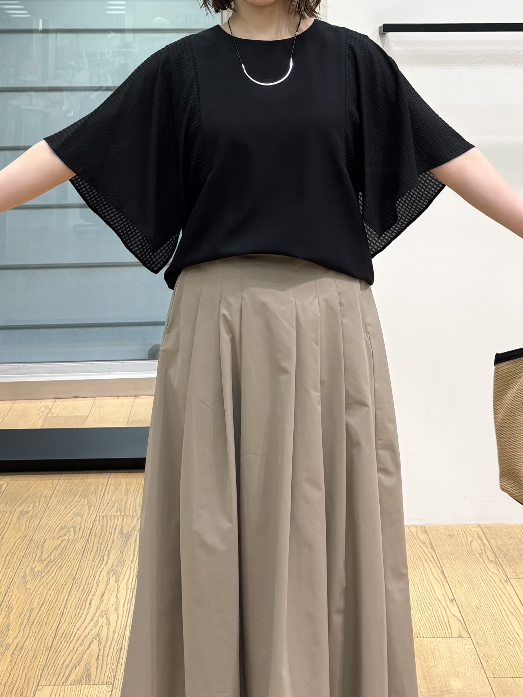 asamiさんの「INDIVI｜【洗える／シアーチェック柄】異素材コンビスリーブトップス」を使ったコーディネート