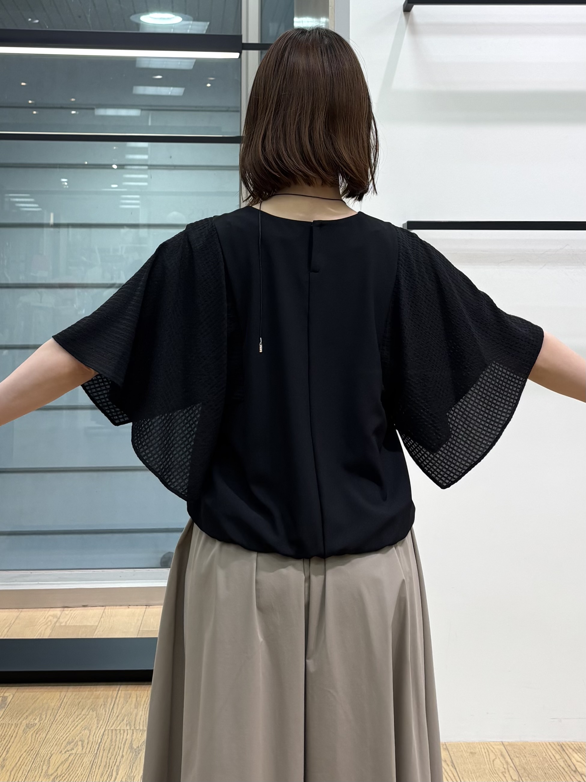 asamiさんの「INDIVI｜【洗える／シアーチェック柄】異素材コンビスリーブトップス」を使ったコーディネート