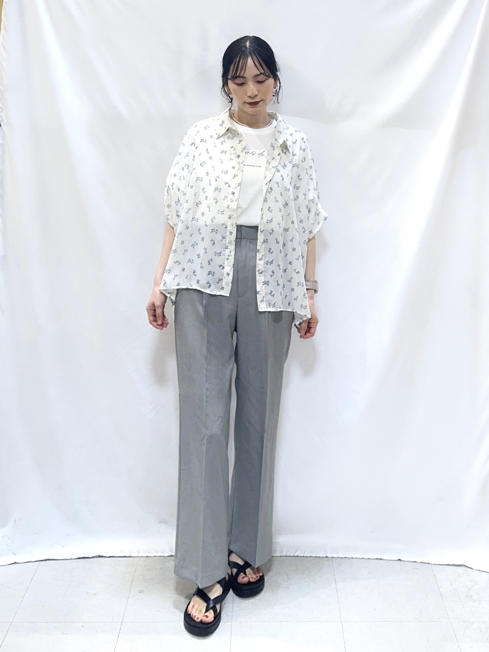 𝐇𝐢𝐫𝐨𝐦𝐢さんの「SHOO･LA･RUE｜【洗濯機可/体型カバー】羽織るだけで雰囲気変わる 柄アソート ポンチョ風シアーシャツ」を使ったコーディネート