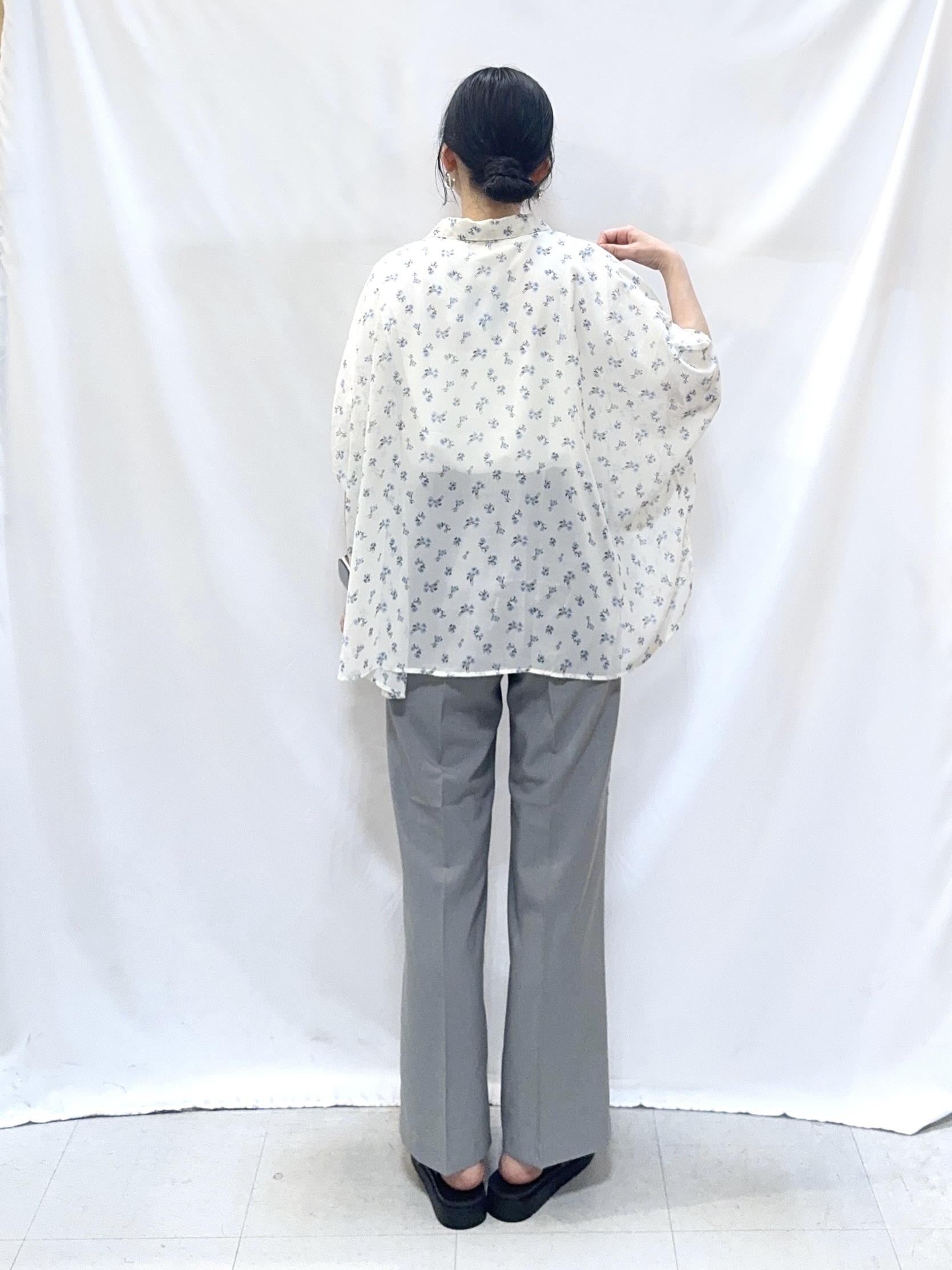 𝐇𝐢𝐫𝐨𝐦𝐢さんの「SHOO･LA･RUE｜【洗濯機可/体型カバー】羽織るだけで雰囲気変わる 柄アソート ポンチョ風シアーシャツ」を使ったコーディネート
