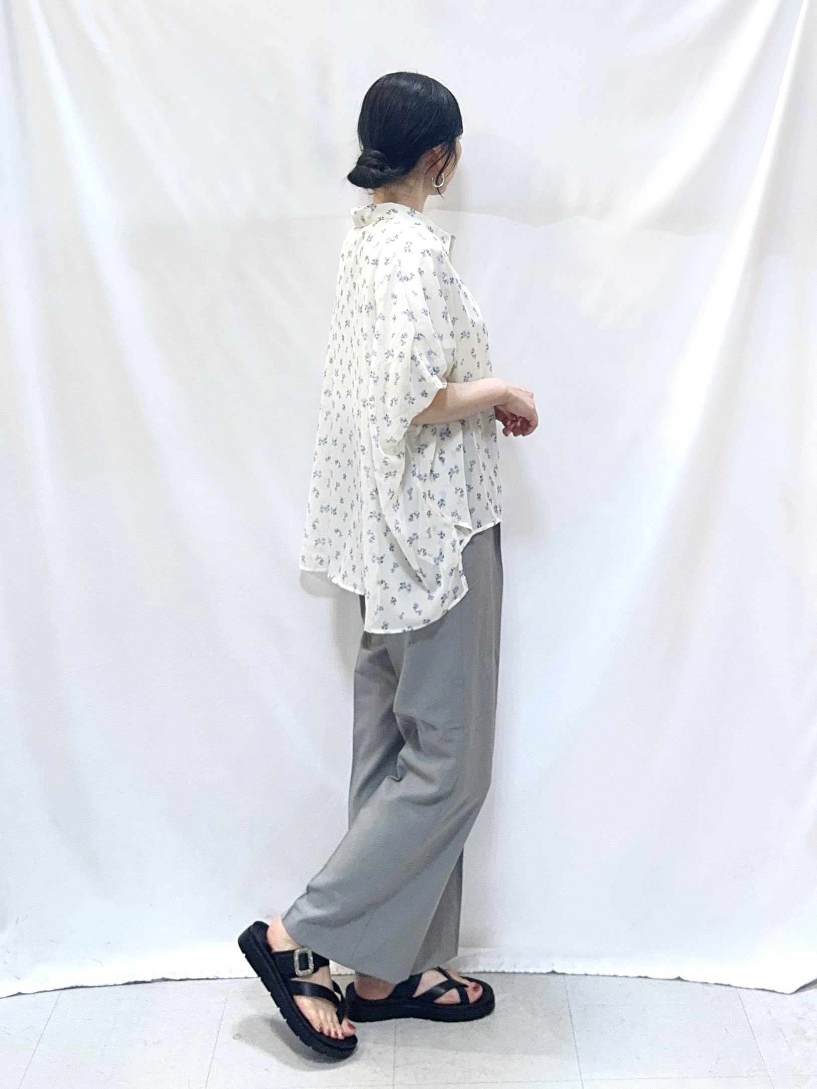 𝐇𝐢𝐫𝐨𝐦𝐢さんの「SHOO･LA･RUE｜【洗濯機可/体型カバー】羽織るだけで雰囲気変わる 柄アソート ポンチョ風シアーシャツ」を使ったコーディネート