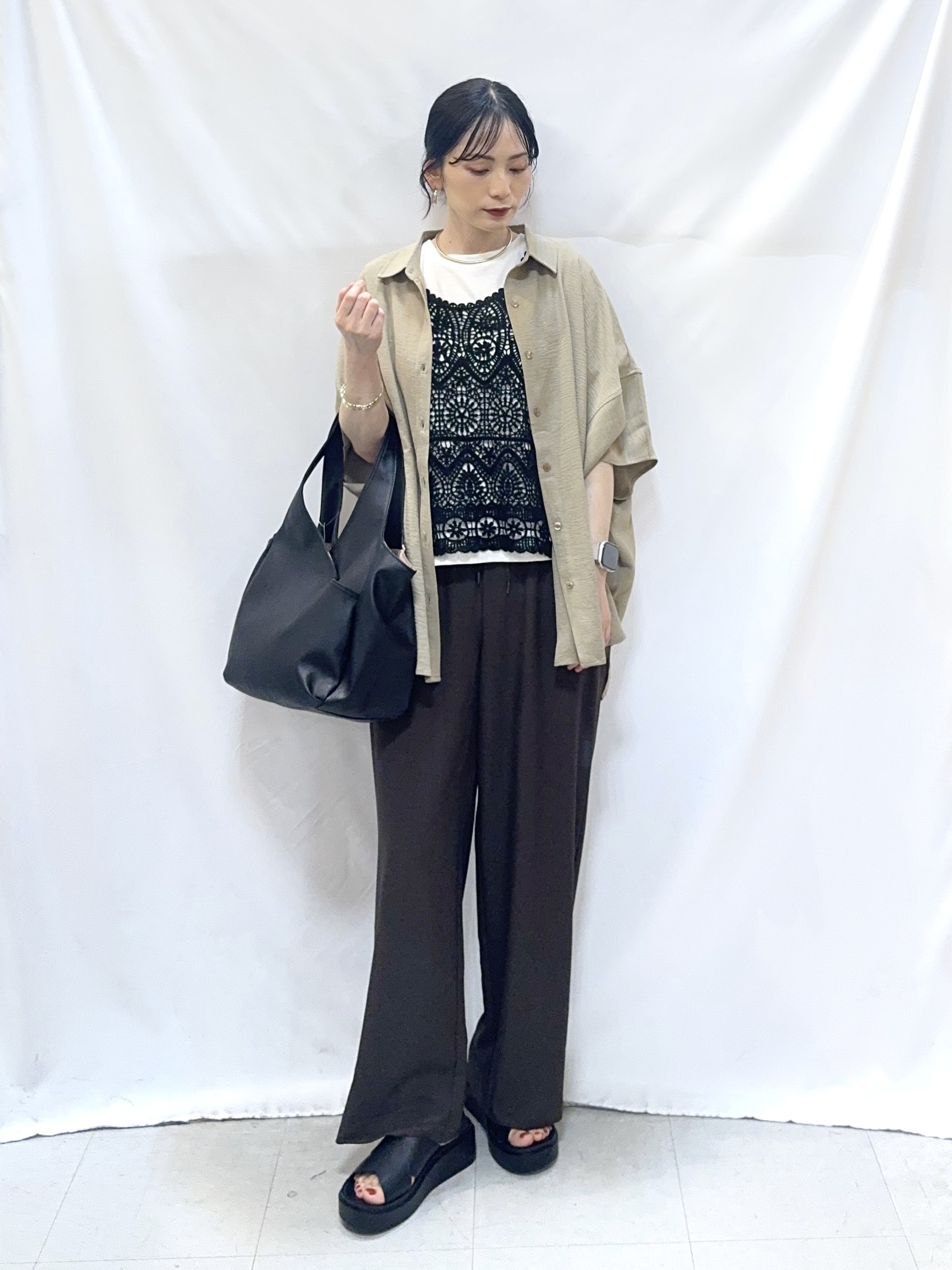 𝐇𝐢𝐫𝐨𝐦𝐢さんの「SHOO･LA･RUE｜【高レビュー/洗濯後しわになりにくい/体型カバー】きちんとゆるっと 大人の抜け感 ポンチョ風カラーシ」を使ったコーディネート