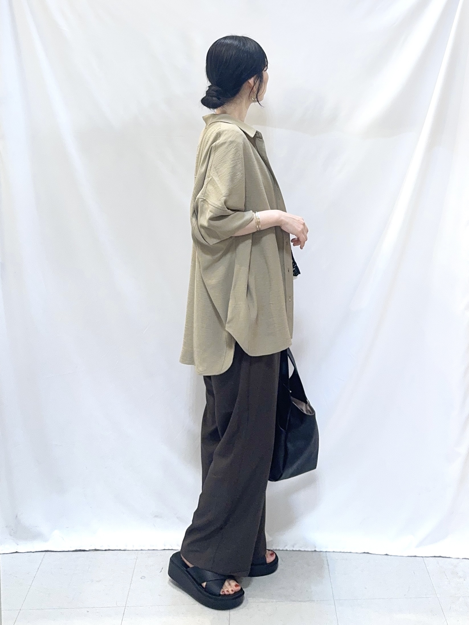 𝐇𝐢𝐫𝐨𝐦𝐢さんの「SHOO･LA･RUE｜【高レビュー/洗濯後しわになりにくい/体型カバー】きちんとゆるっと 大人の抜け感 ポンチョ風カラーシ」を使ったコーディネート