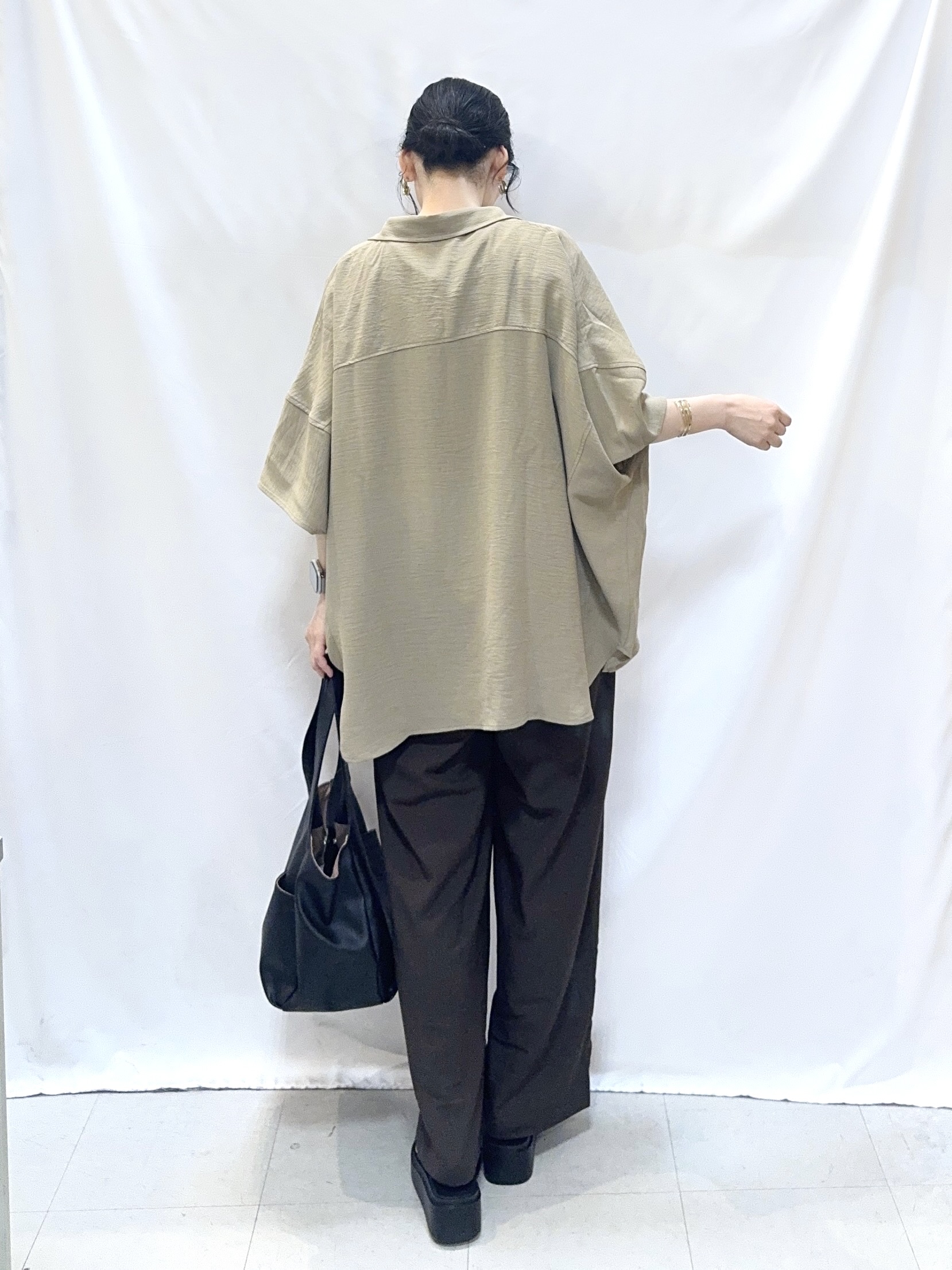𝐇𝐢𝐫𝐨𝐦𝐢さんの「SHOO･LA･RUE｜【高レビュー/洗濯後しわになりにくい/体型カバー】きちんとゆるっと 大人の抜け感 ポンチョ風カラーシ」を使ったコーディネート