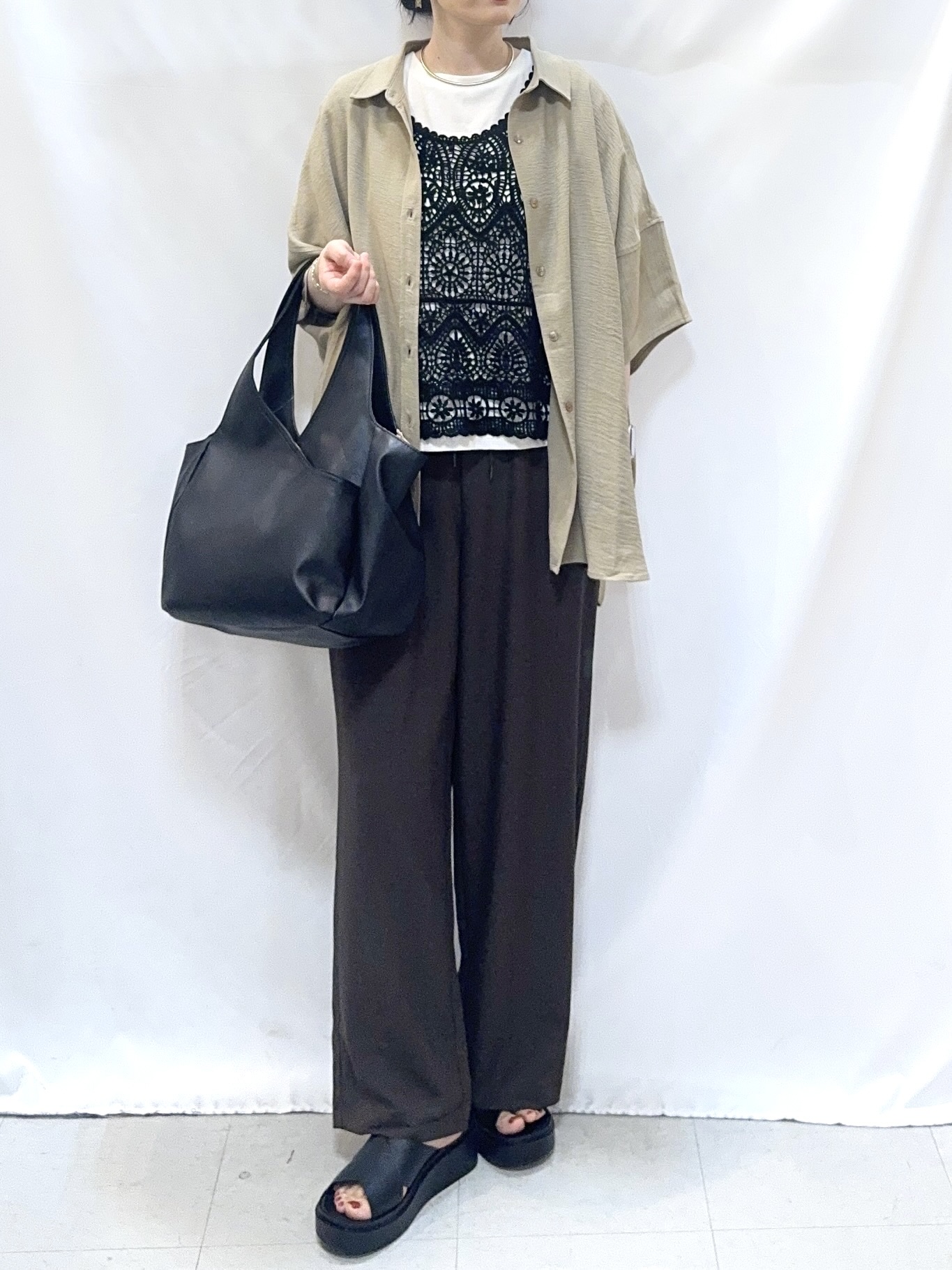 𝐇𝐢𝐫𝐨𝐦𝐢さんの「SHOO･LA･RUE｜【高レビュー/洗濯後しわになりにくい/体型カバー】きちんとゆるっと 大人の抜け感 ポンチョ風カラーシ」を使ったコーディネート