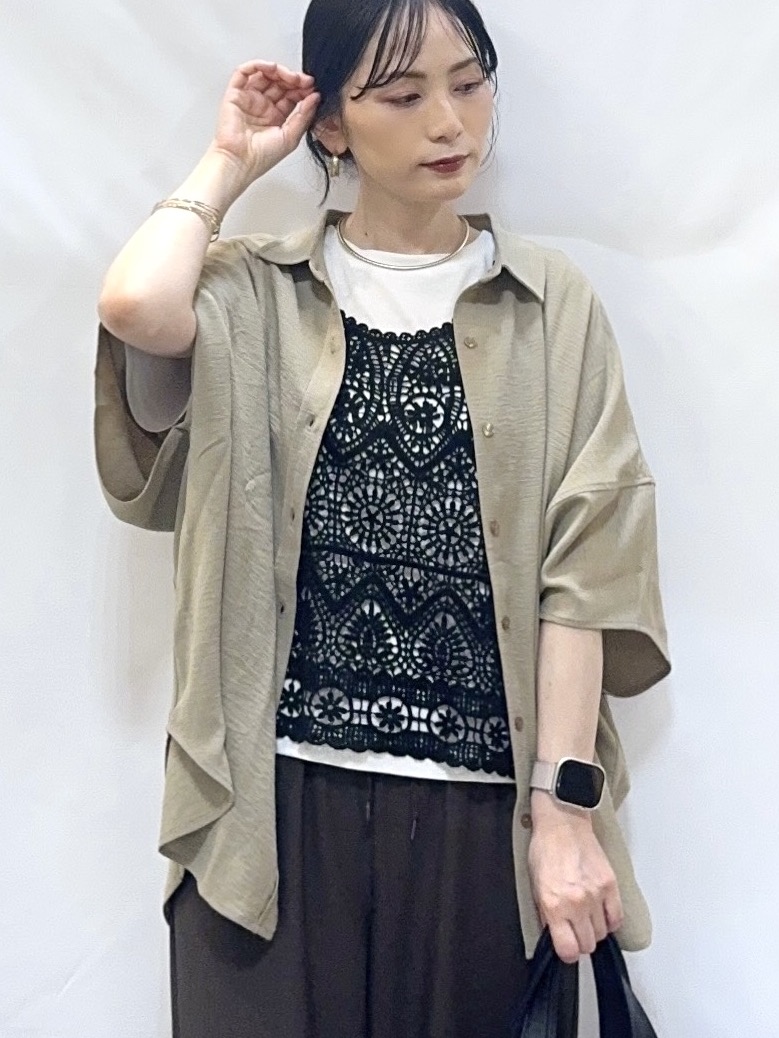𝐇𝐢𝐫𝐨𝐦𝐢さんの「SHOO･LA･RUE｜【高レビュー/洗濯後しわになりにくい/体型カバー】きちんとゆるっと 大人の抜け感 ポンチョ風カラーシ」を使ったコーディネート
