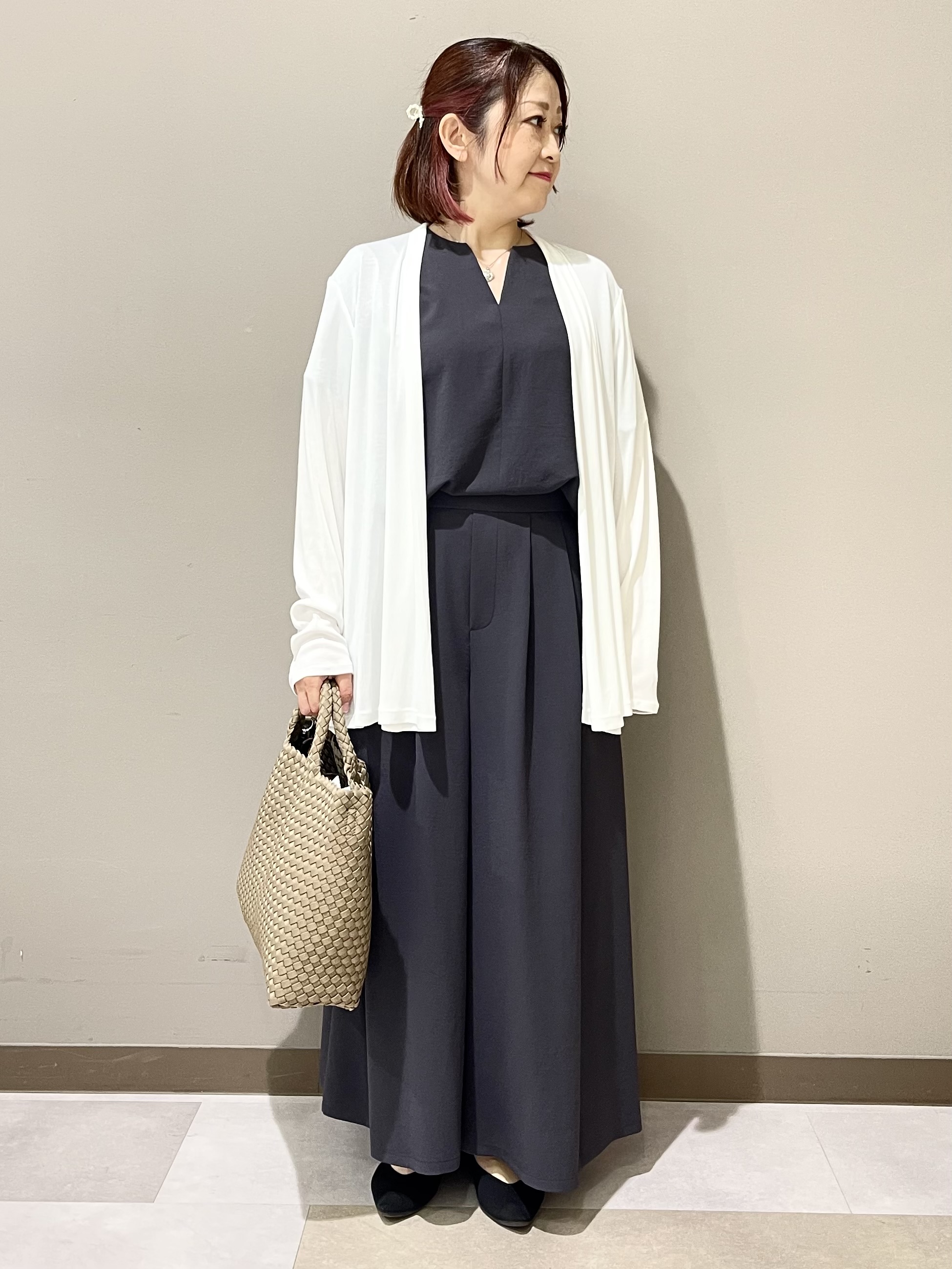 Tomoさんの「UNTITLED｜【UV/接触冷感/セットアップ可】リラクシーキーVネックブラウス」を使ったコーディネート