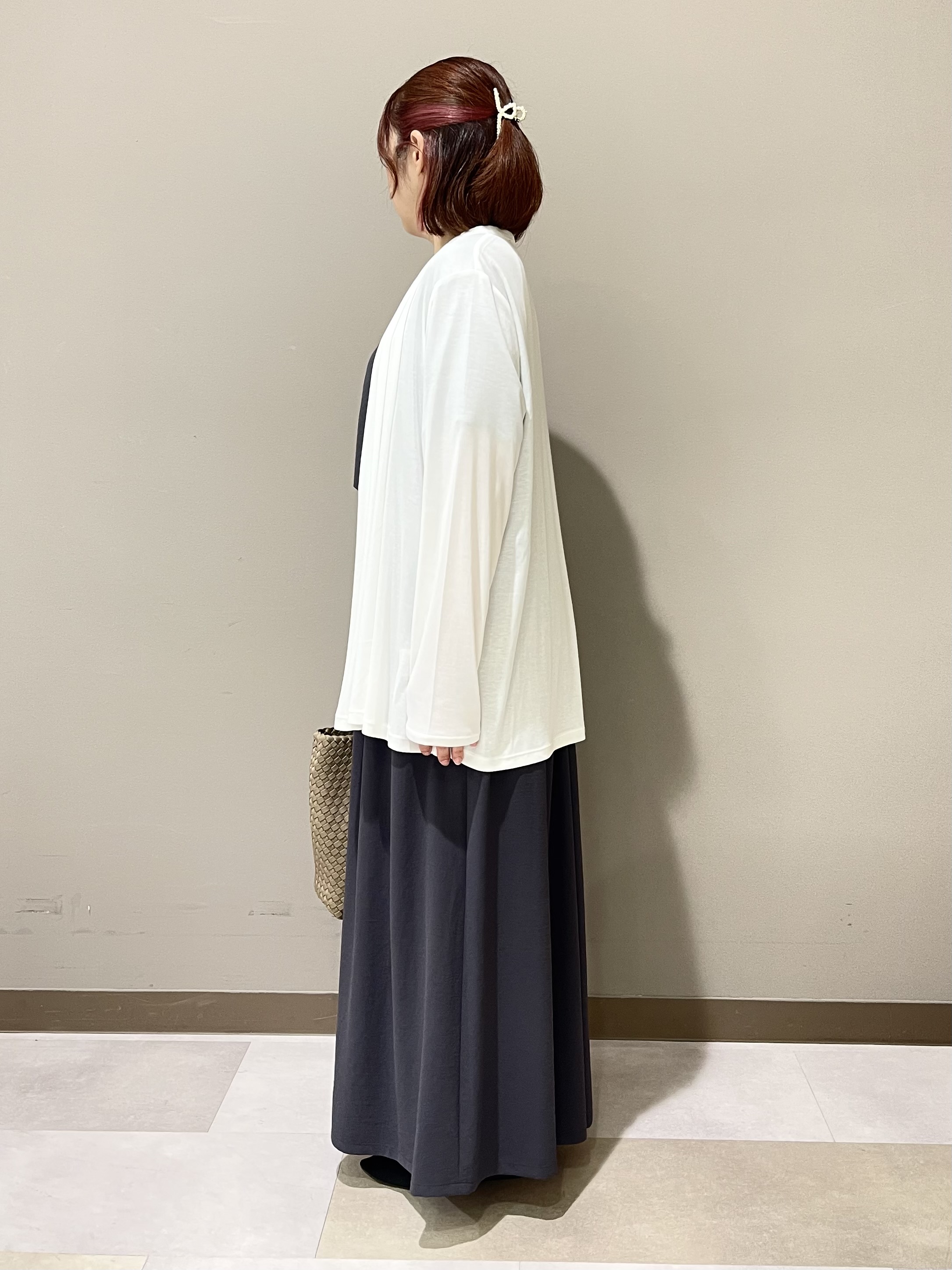 Tomoさんの「UNTITLED｜【UV/接触冷感/セットアップ可】リラクシーキーVネックブラウス」を使ったコーディネート