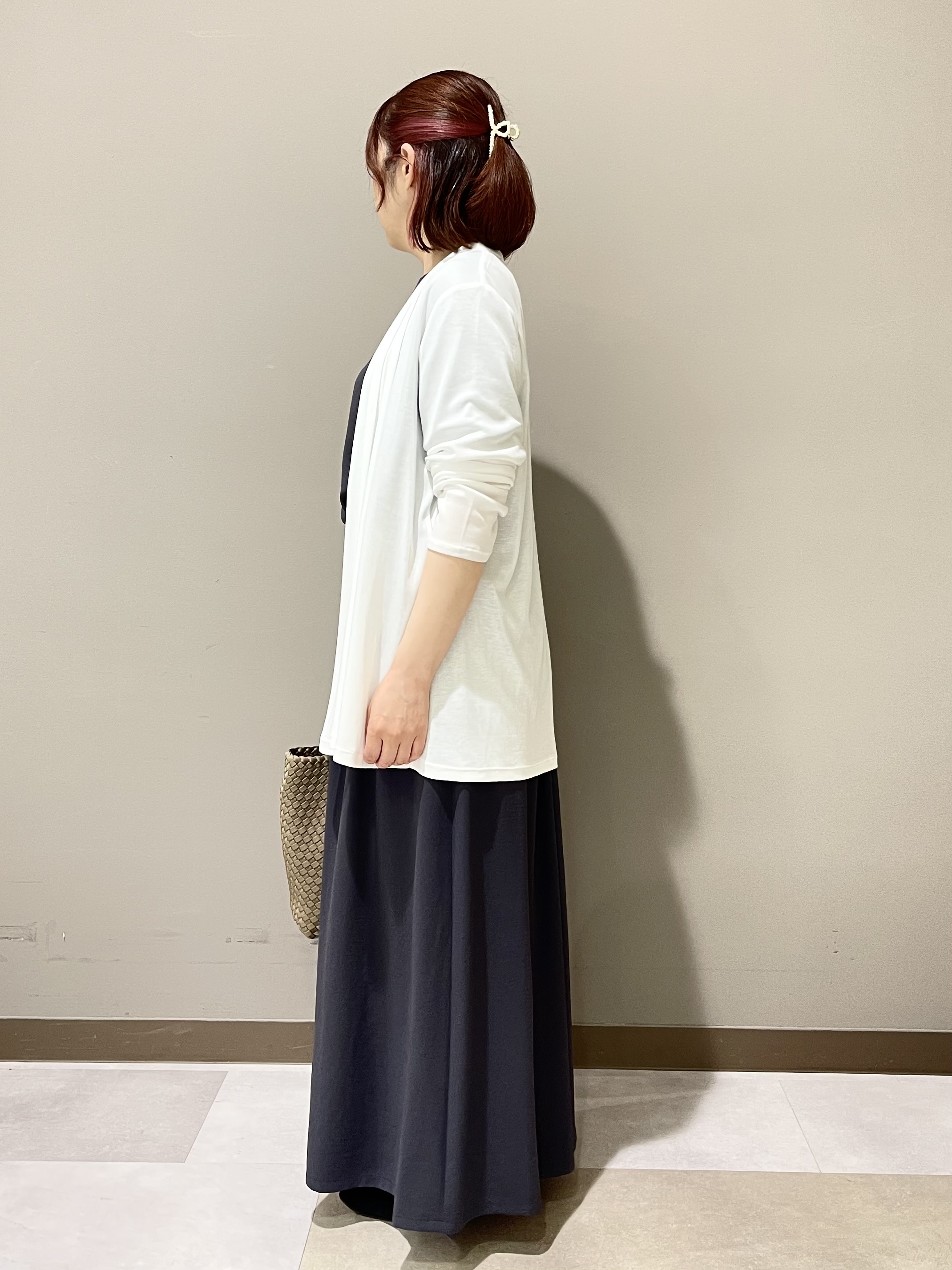 Tomoさんの「UNTITLED｜【UV/接触冷感/セットアップ可】リラクシーキーVネックブラウス」を使ったコーディネート
