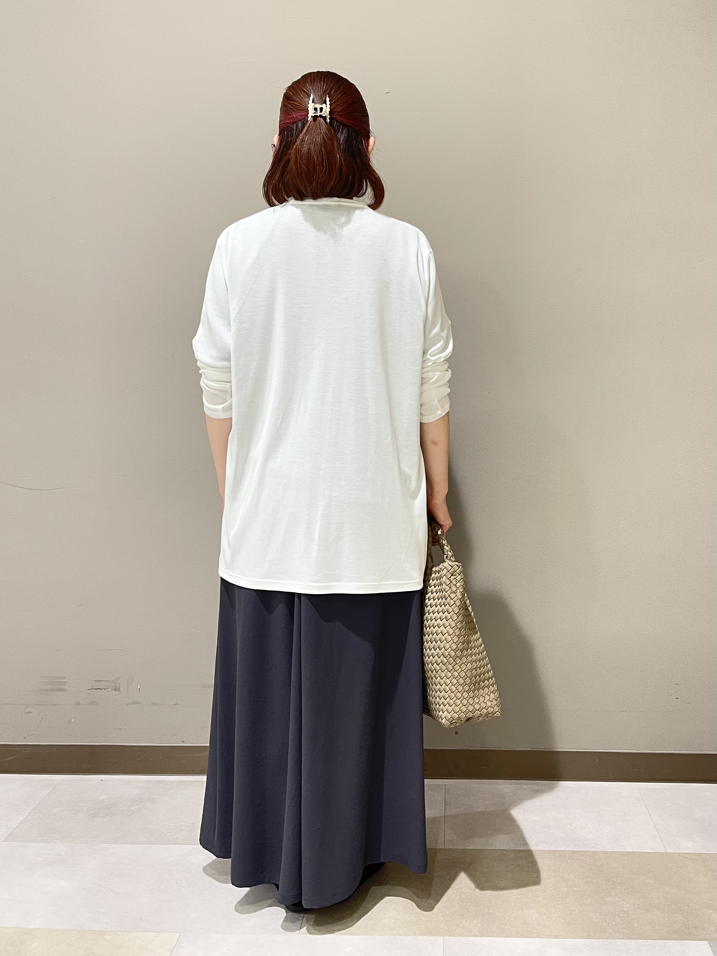 Tomoさんの「UNTITLED｜【UV/接触冷感/セットアップ可】リラクシーキーVネックブラウス」を使ったコーディネート