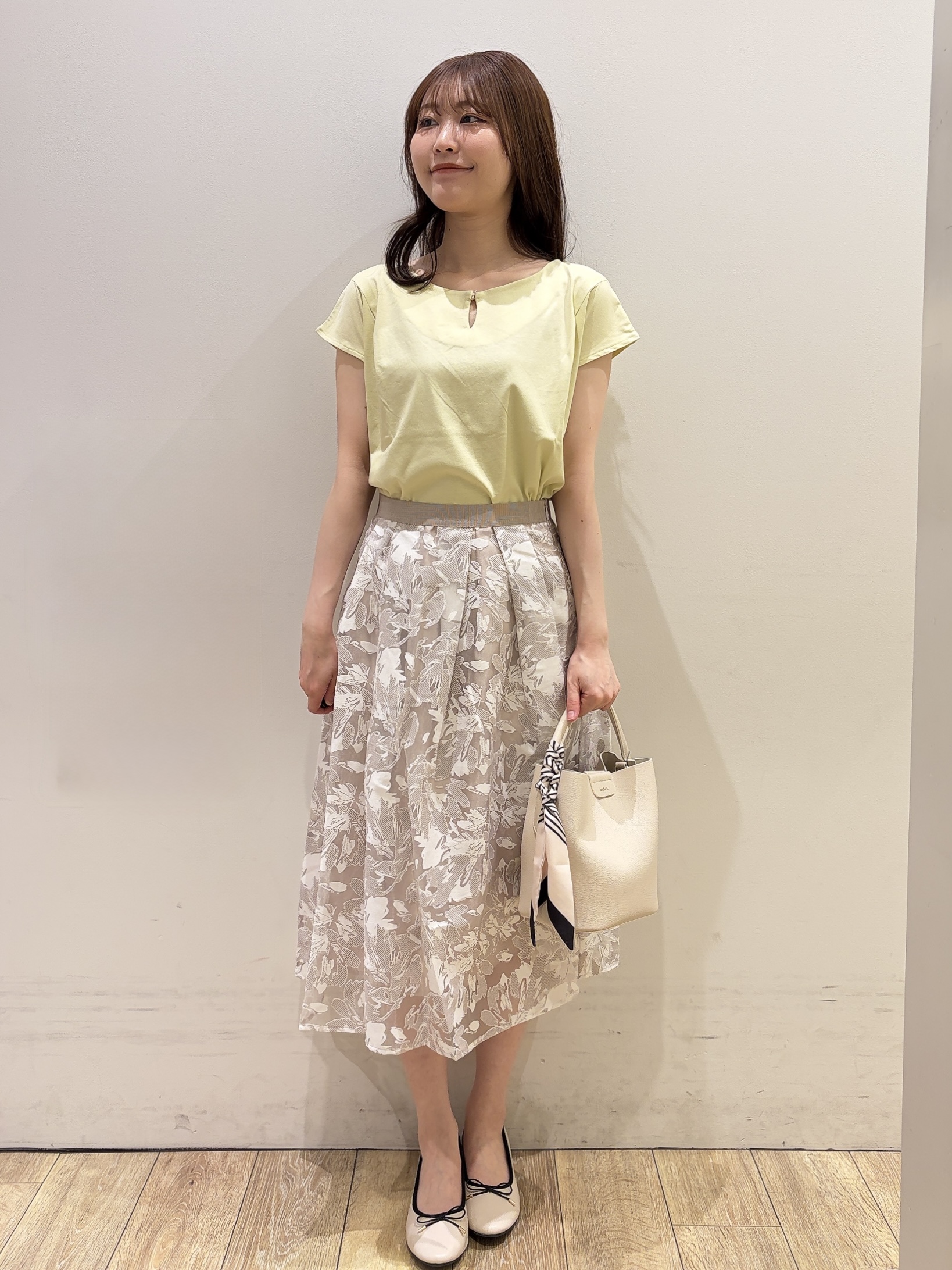 MOMOさんの「index｜【接触冷感】ビジューキーネックフレンチトップス《UVケア／洗濯機OK／XS～3L／8col》」を使ったコーディネート